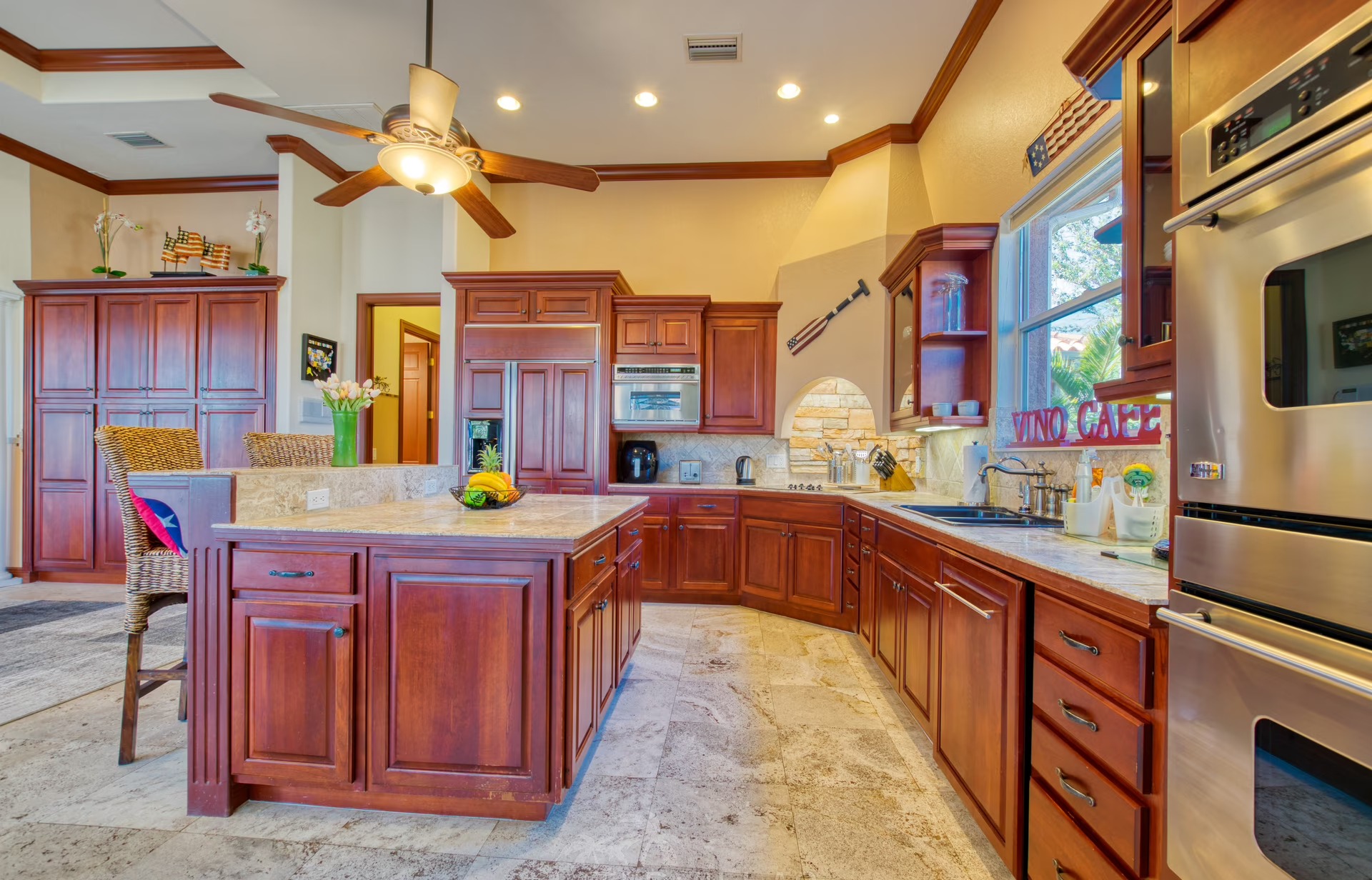 Salzwasserpool mit Spa und Blick auf den Kanal mit Bootsdock.
