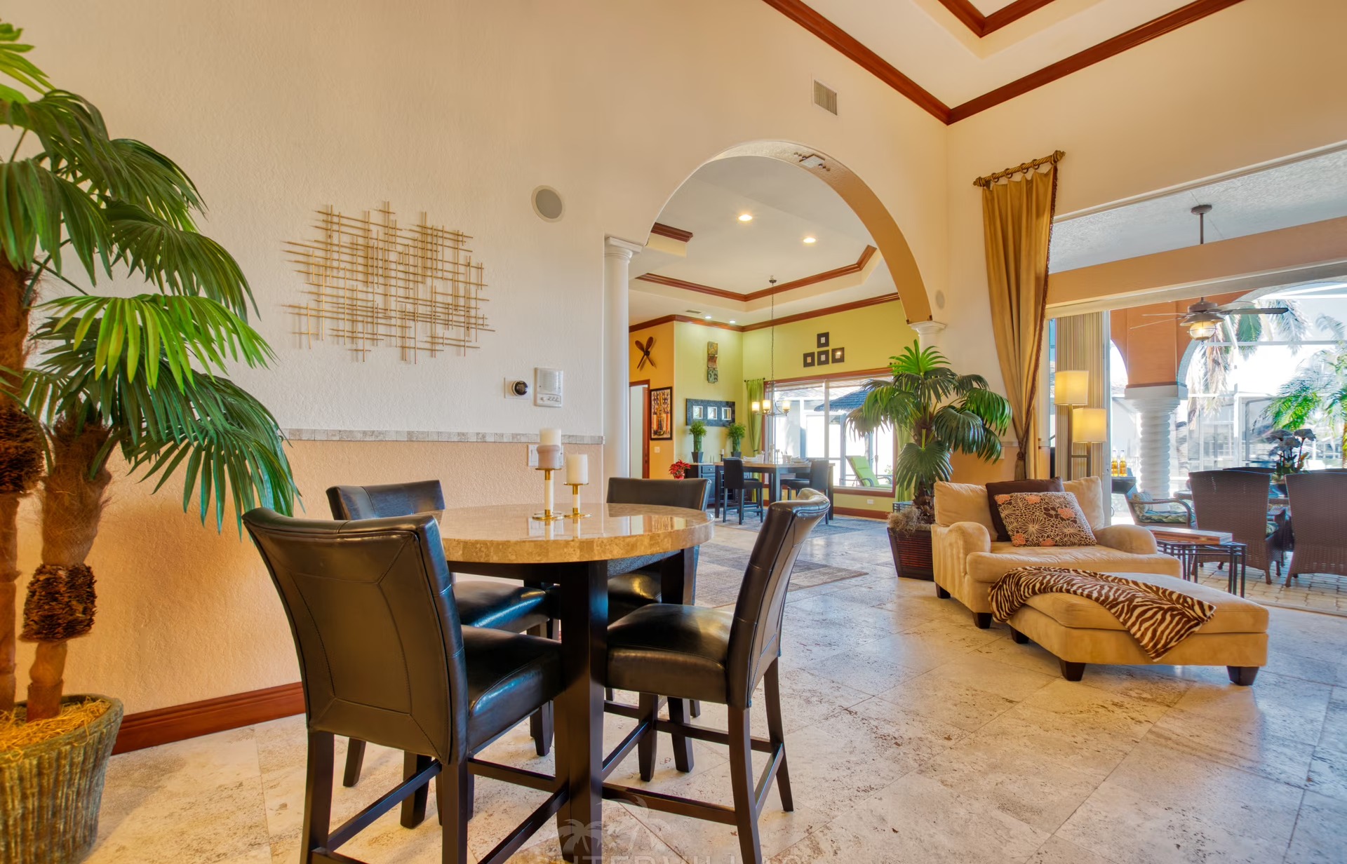 Salzwasserpool mit Whirlpool und Blick auf den Kanal.