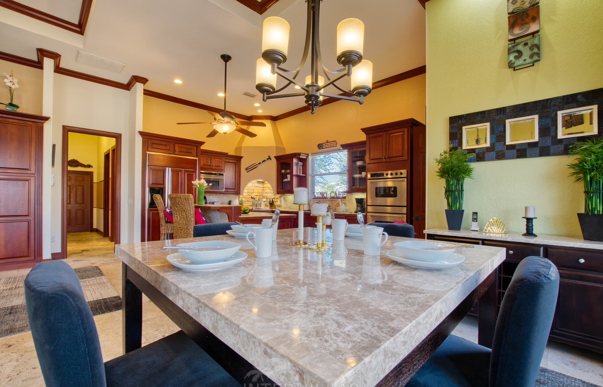 Salzwasserpool mit Spa und Blick auf den Kanal mit Bootsdock und Lift.