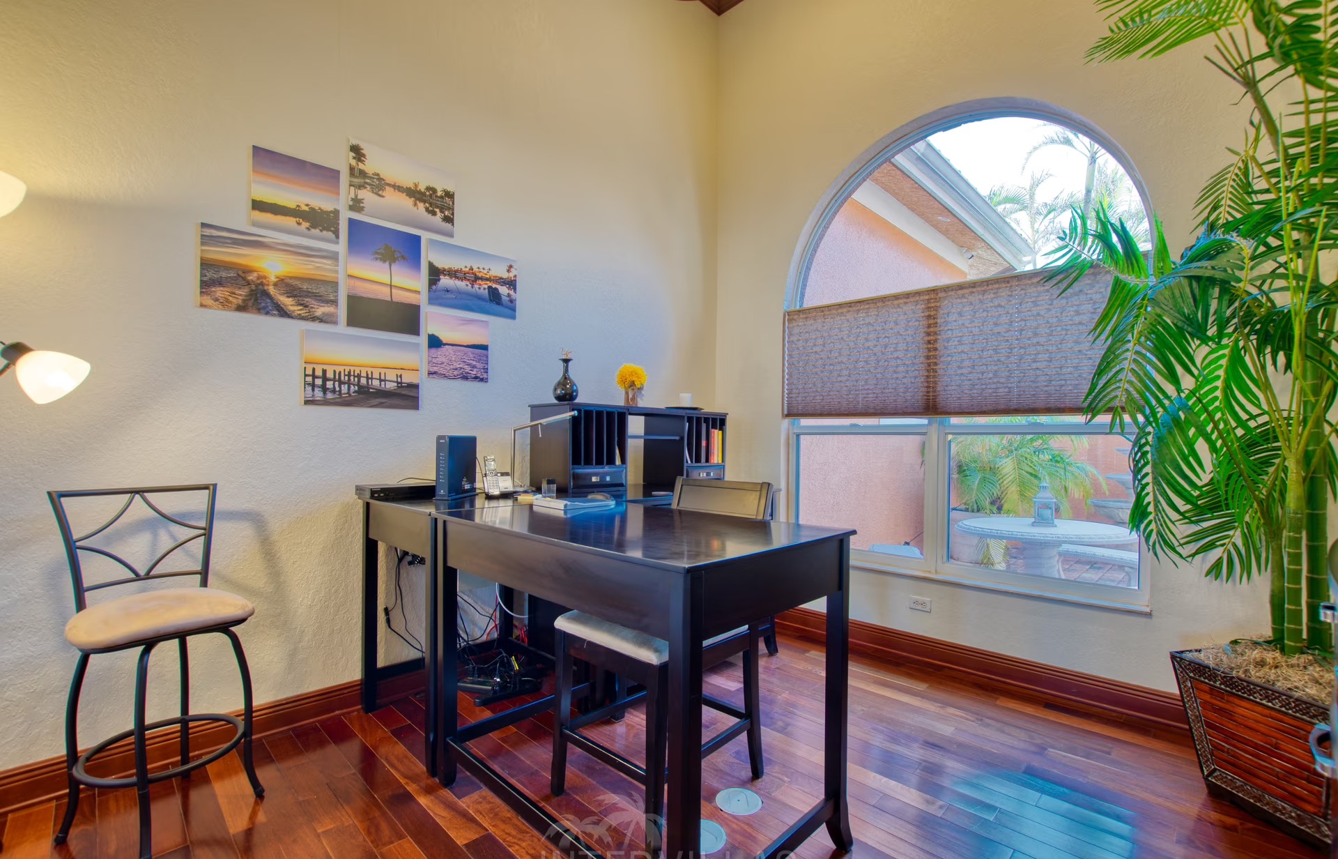 Privates Bootsdock mit Lift am Kanal neben dem Haus.