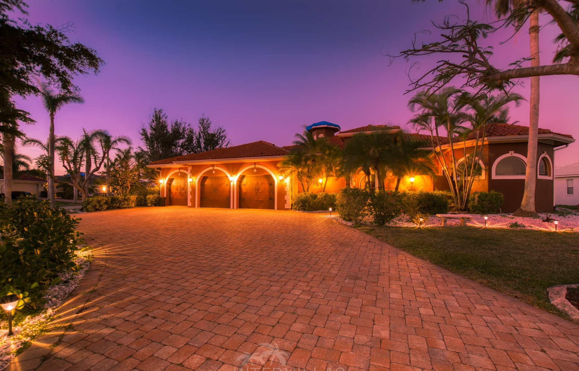 Salzwasserpool mit Whirlpool und Blick auf den Kanal samt Bootsdock.