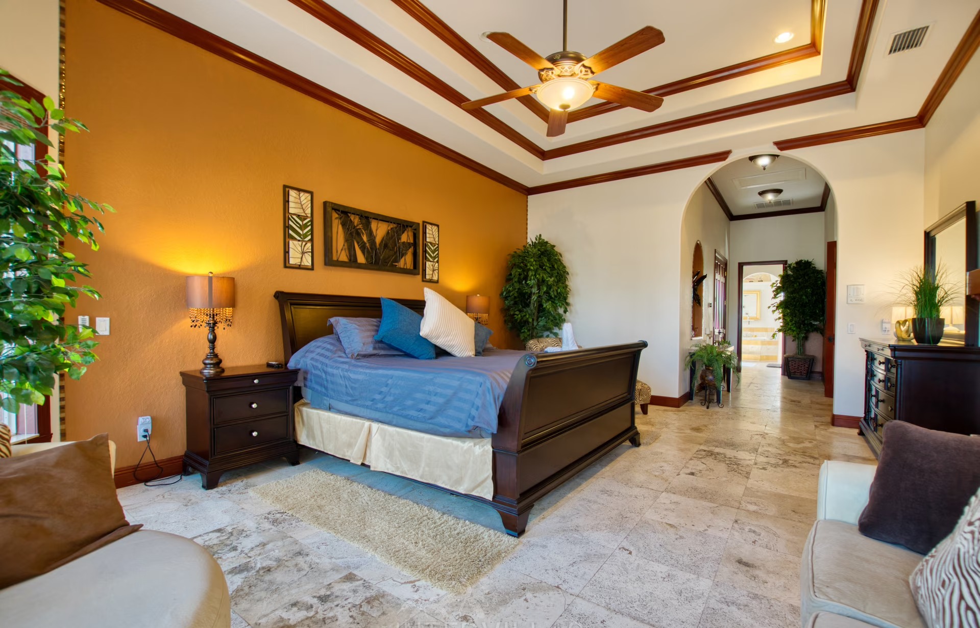 Salzwasserpool mit Whirlpool und Blick auf den Kanal mit Bootsdock.