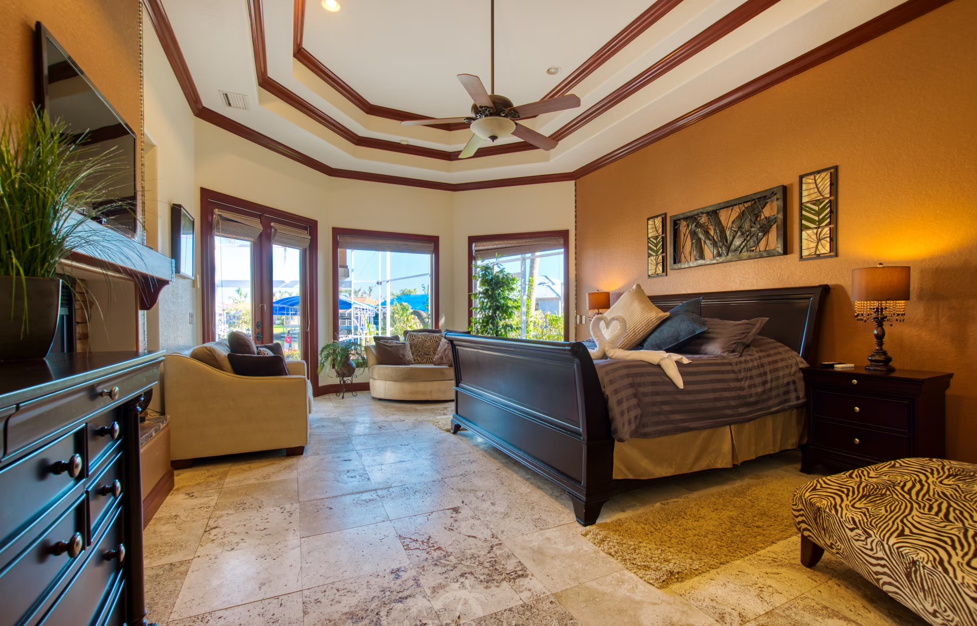 Salzwasserpool mit Whirlpool und Blick auf den Kanal mit Bootsdock und Lift.