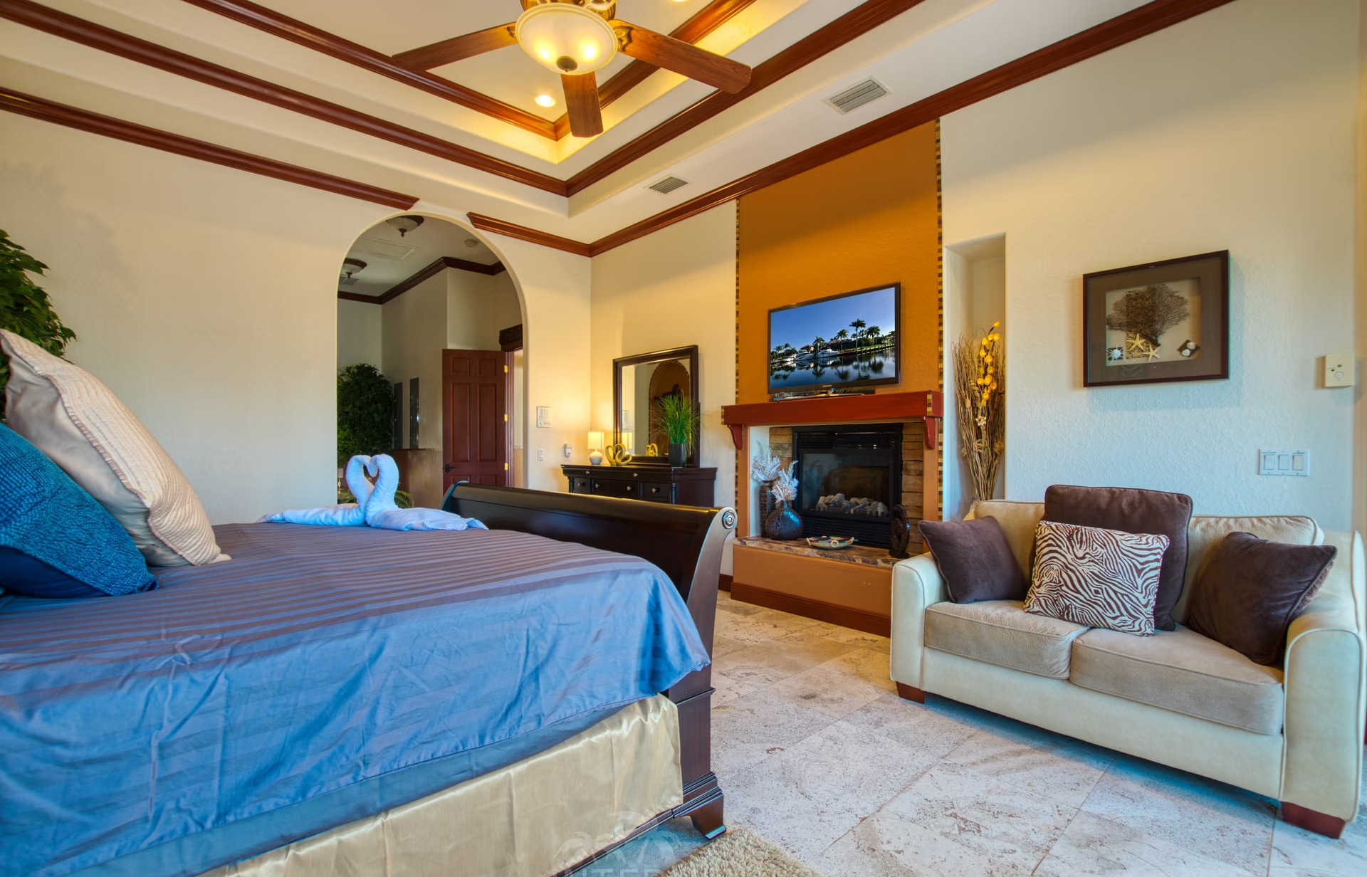 Salzwasserpool mit Whirlpool und Blick auf den Kanal mit Bootsdock.