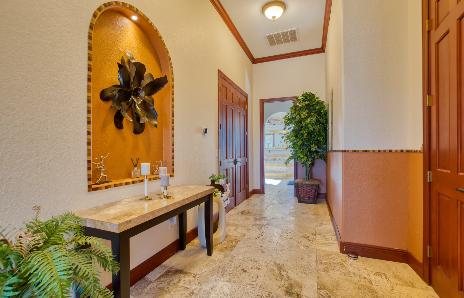 Salzwasserpool mit Whirlpool und Blick auf den Kanal am Haus.