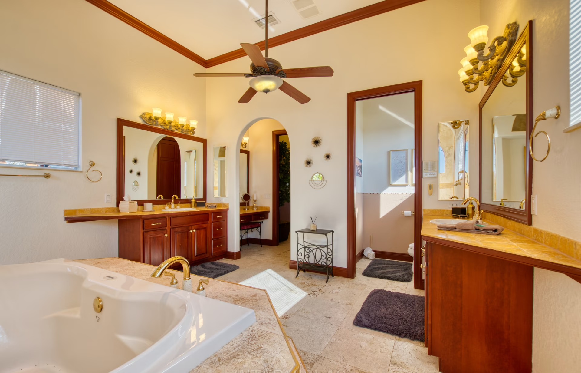 Salzwasserpool mit Whirlpool und Blick auf den Kanal.