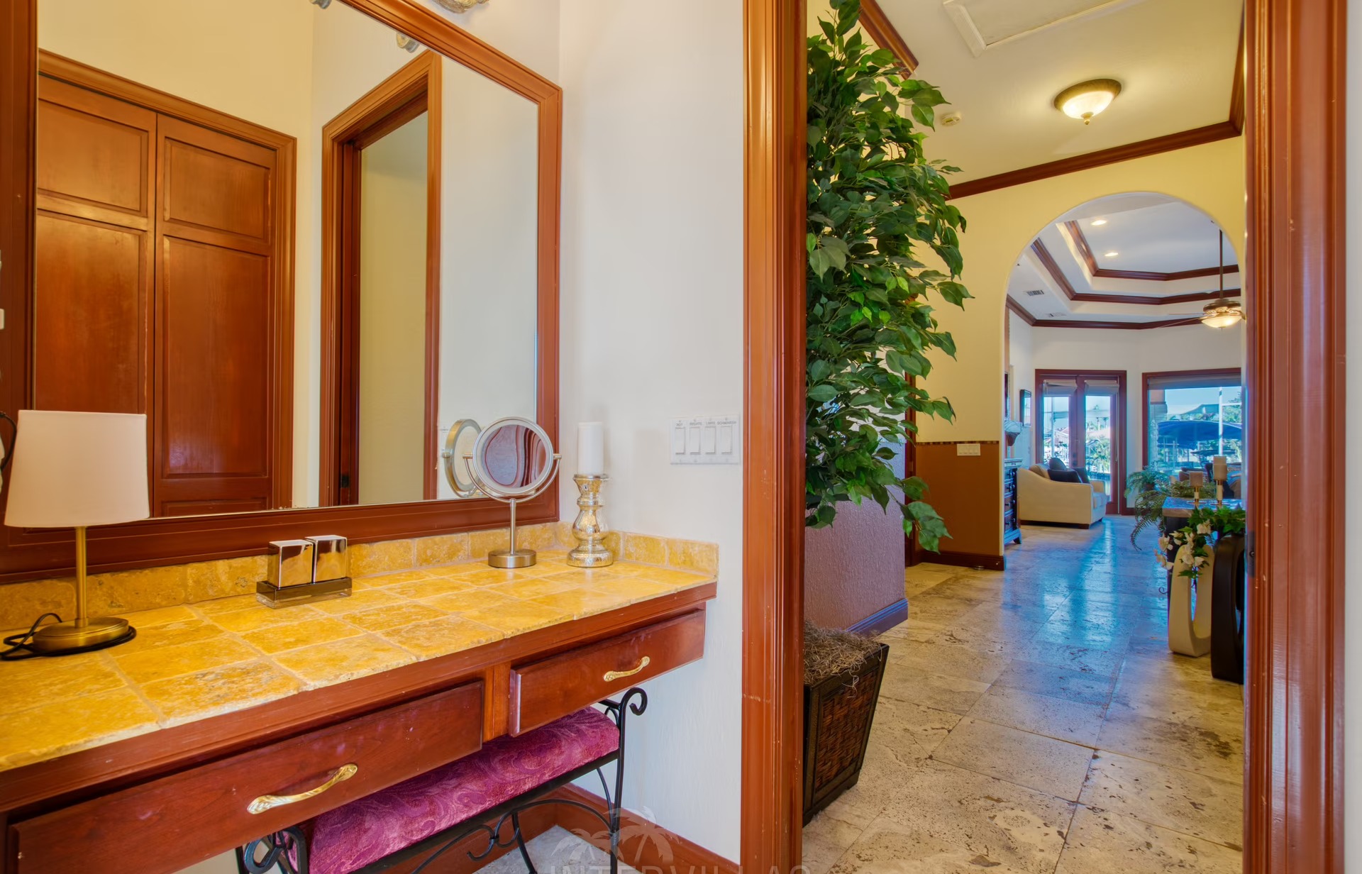 Salzwasserpool mit Whirlpool und Blick auf den Kanal.