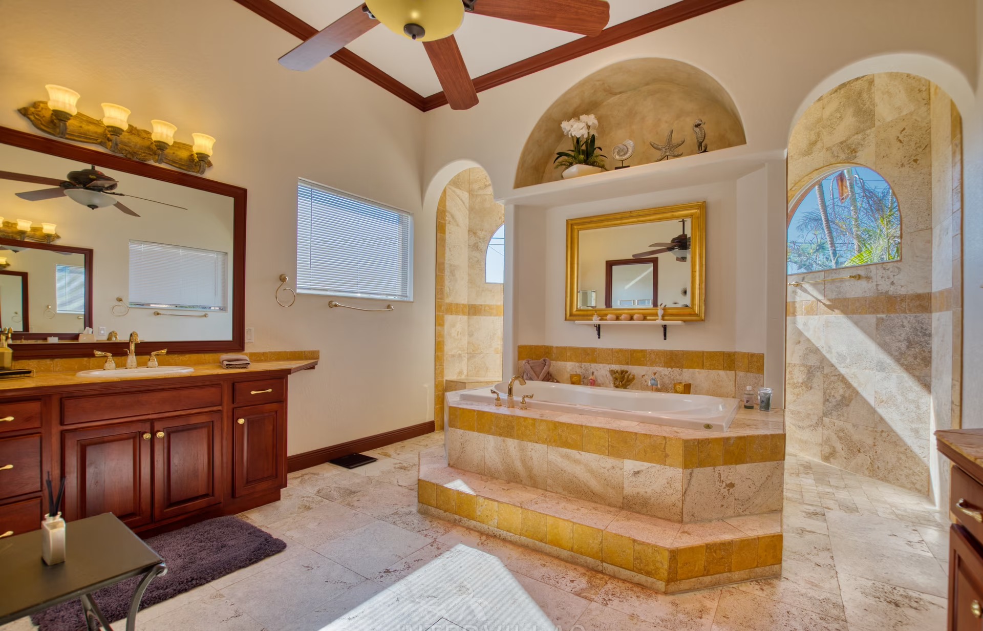 Außenbereich mit Salzwasserpool und Whirlpool am Kanal mit privatem Bootsdock.