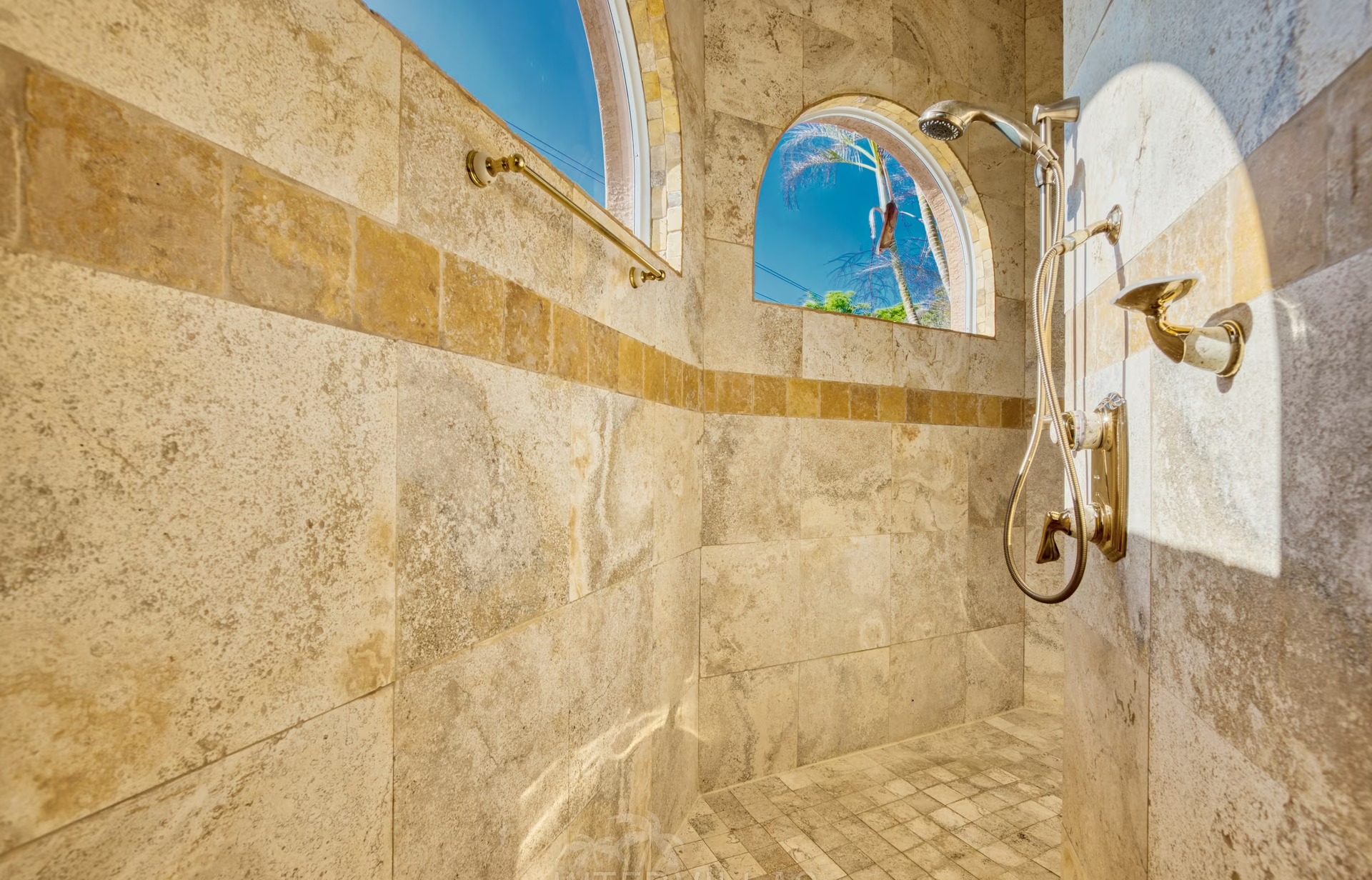 Außenbereich mit Salzwasserpool, Whirlpool und Bootsdock am Kanal.