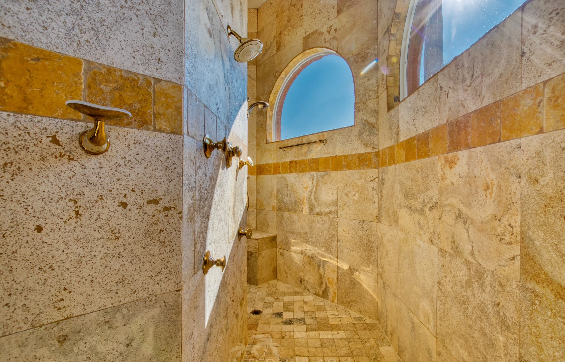 Privates Bootsdock mit Lift am Kanal neben Pool und Spa.