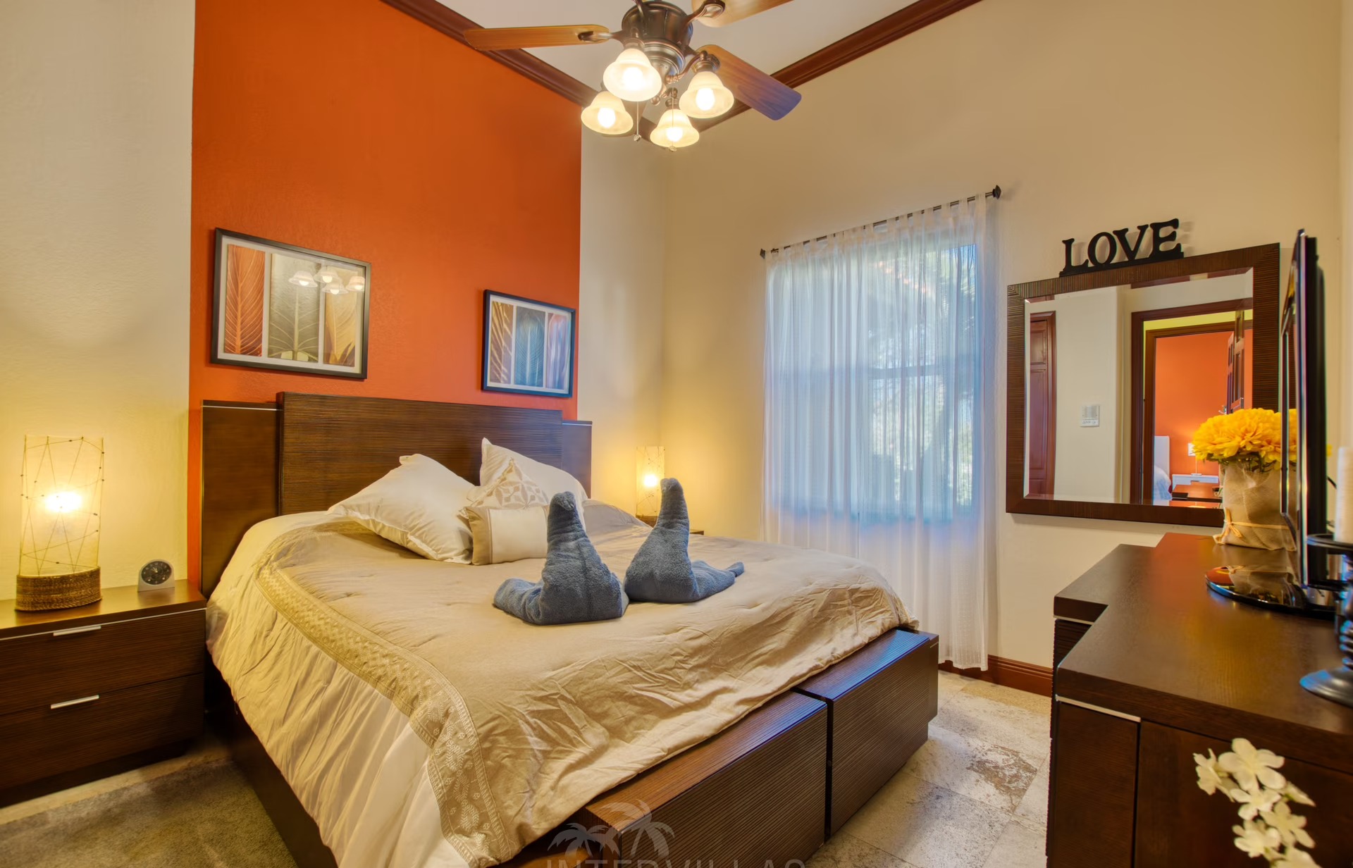 Salzwasserpool mit Whirlpool und Blick auf den Kanal mit Bootsdock und Lift.