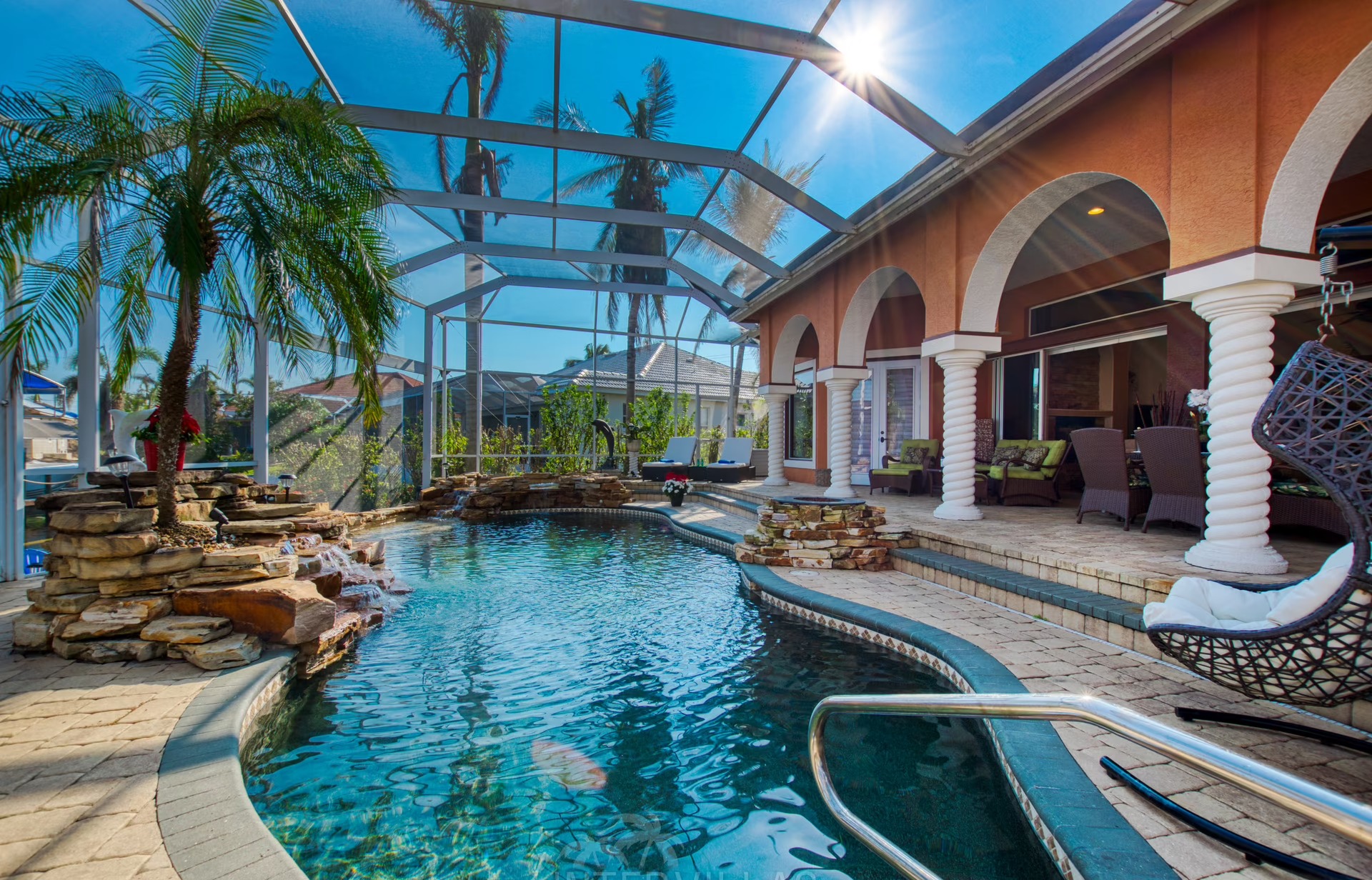 Beheizbarer Salzwasserpool mit Spa und Blick auf den Kanal.