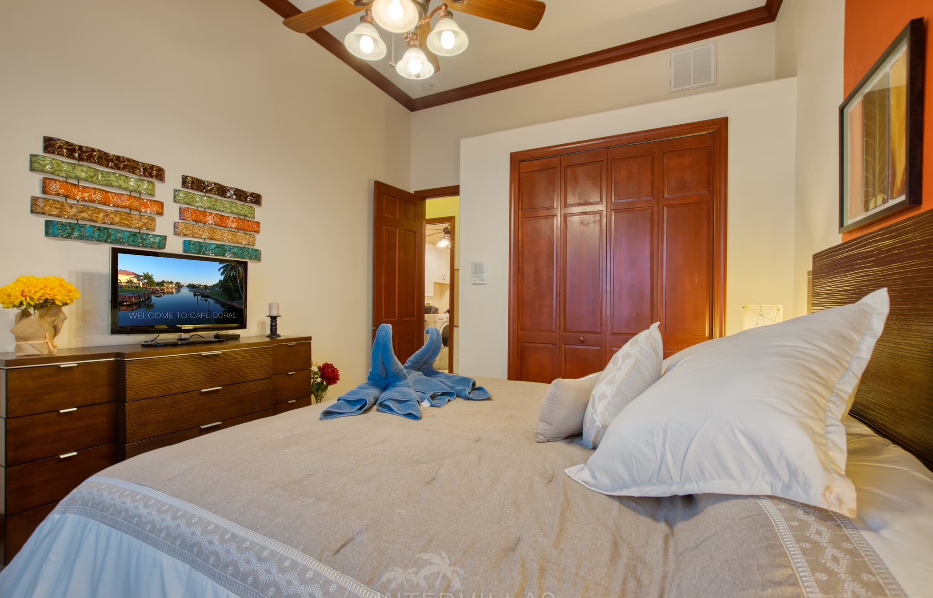 Salzwasserpool mit Spa und Blick auf den Kanal mit privatem Bootsdock und Lift.