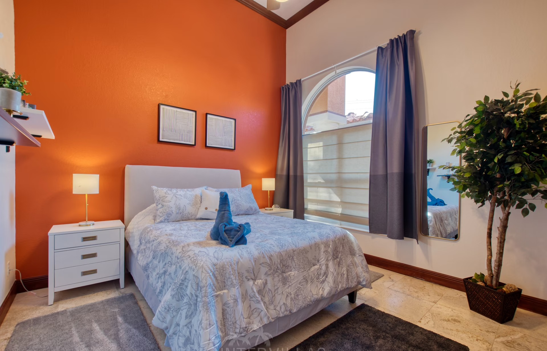 Salzwasserpool mit Whirlpool und Blick auf den Kanal mit Bootsdock.