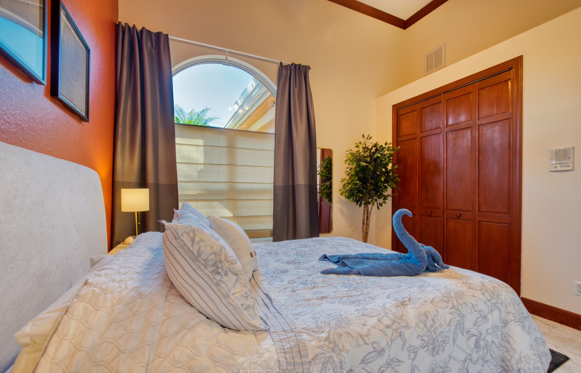 Privates Bootsdock mit Lift am Kanal neben dem Poolbereich.