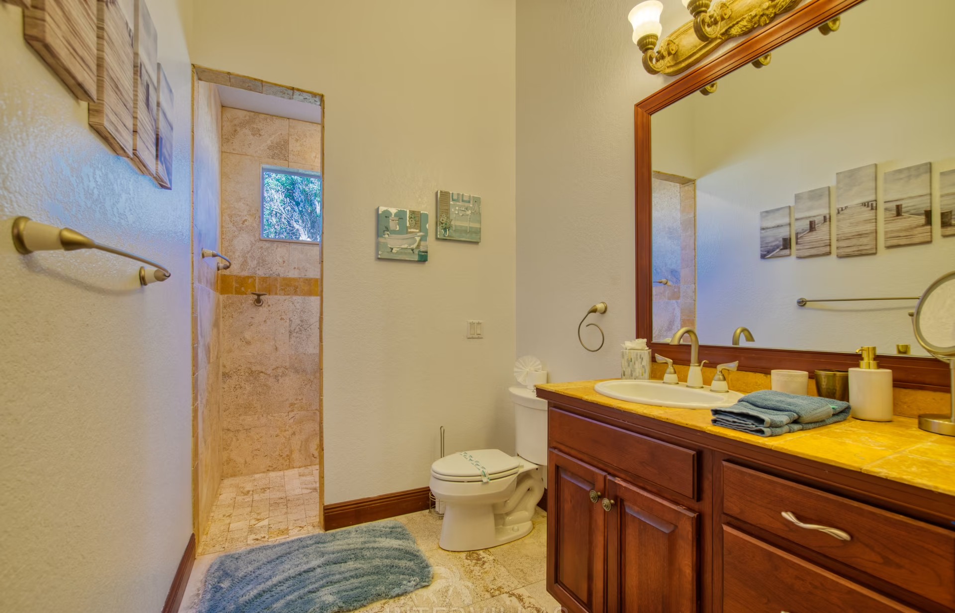 Salzwasserpool mit Whirlpool und Blick auf den Kanal mit Bootsdock.