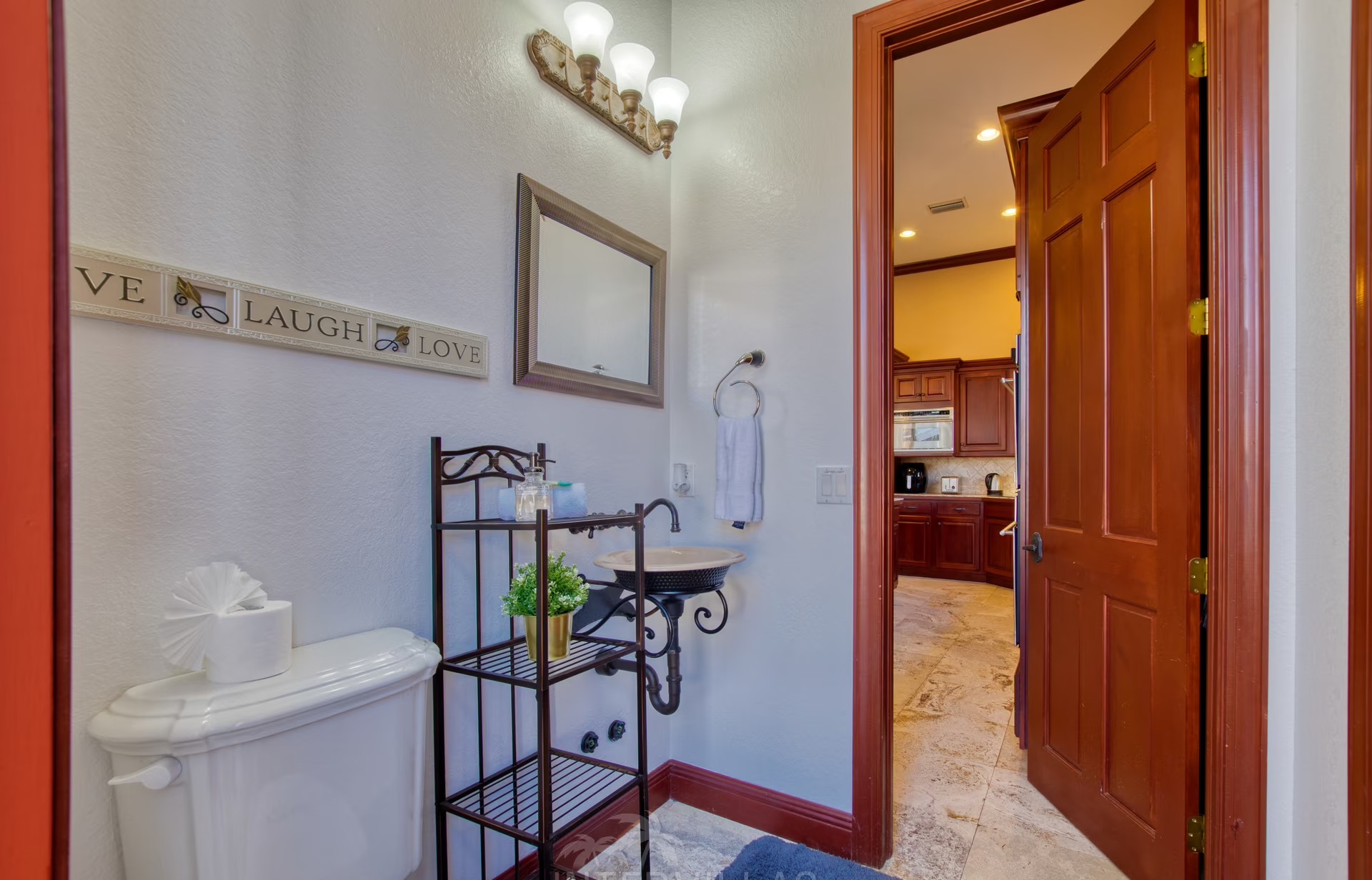 Salzwasserpool mit Whirlpool und Blick auf den Kanal mit Bootsdock.