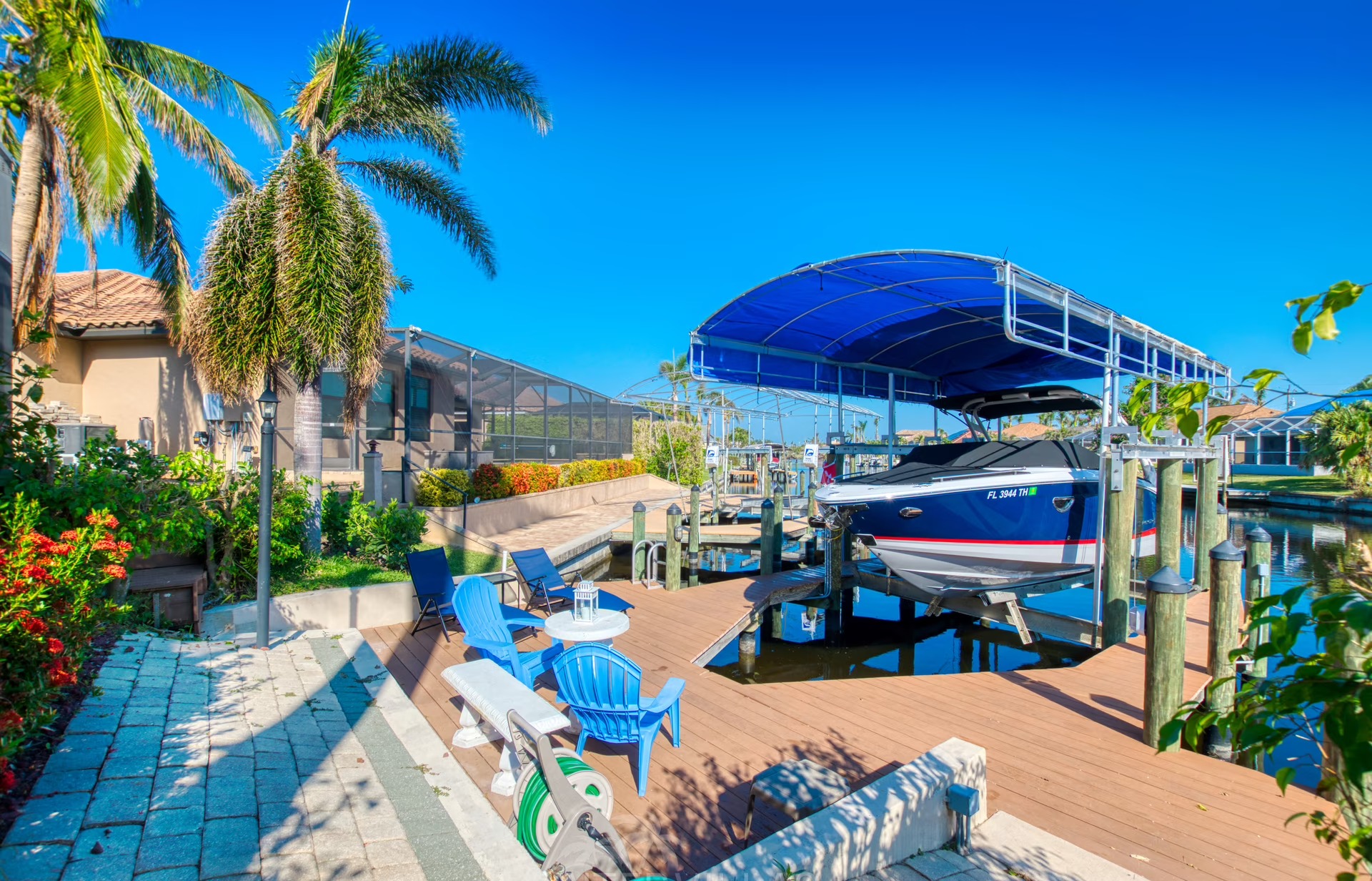 Salzwasserpool mit Spa und Blick auf den Kanal mit Bootsdock.