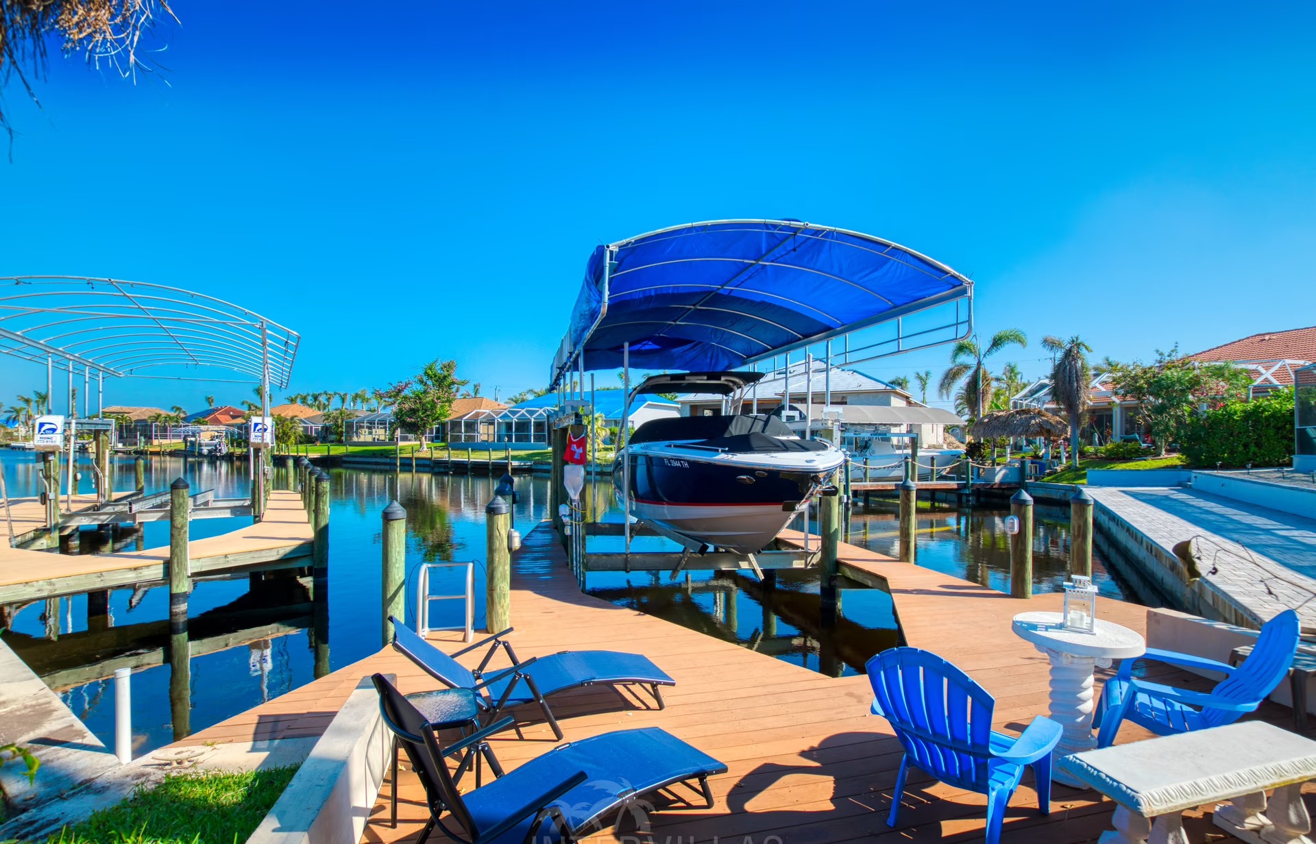 Waterfront-Villa mit privatem Bootsdock, Salzwasserpool und Spa in Cape Coral.