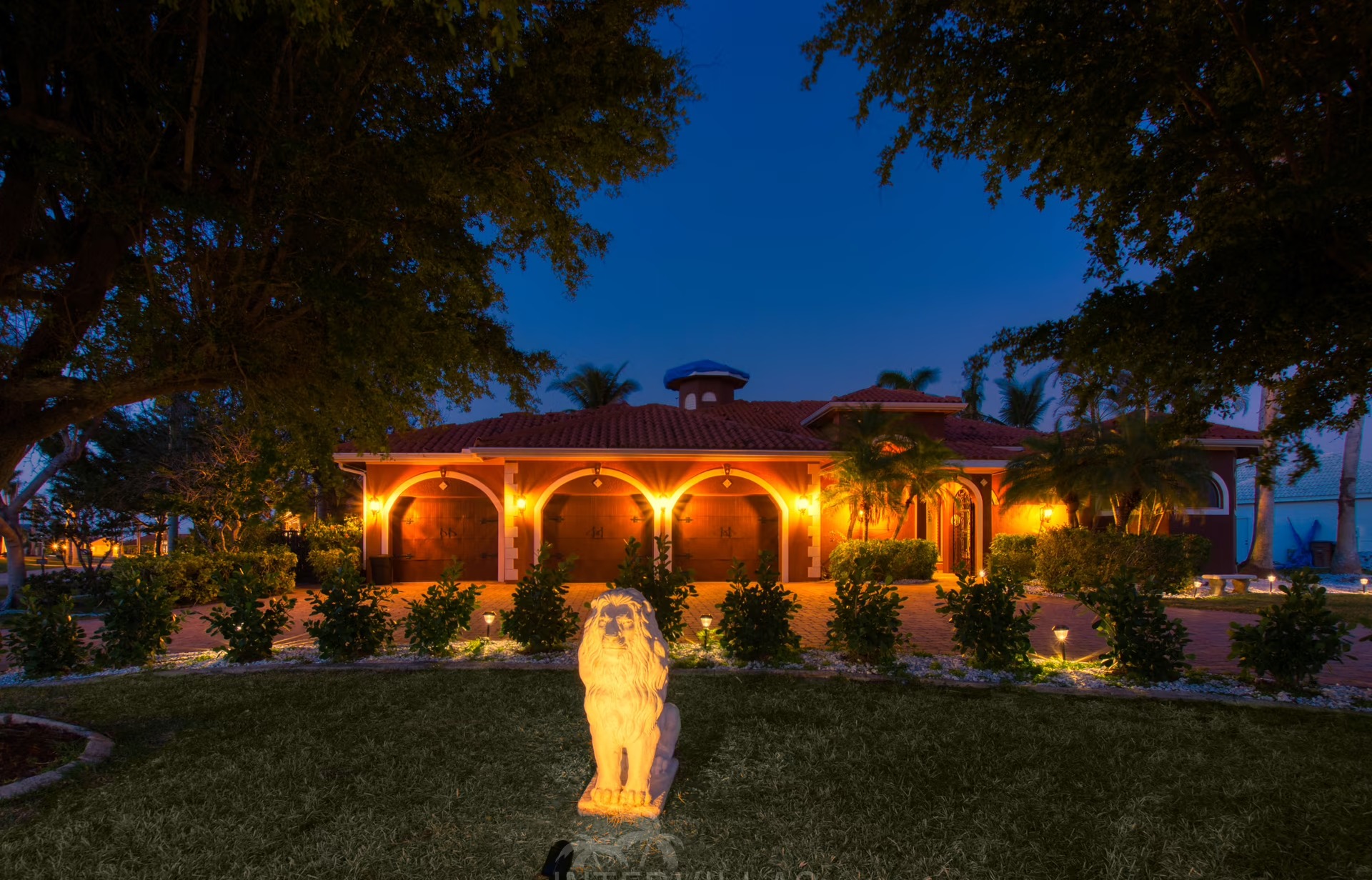 Außenansicht der Waterfront-Villa mit Salzwasserpool, Spa und Bootsdock am Kanal.