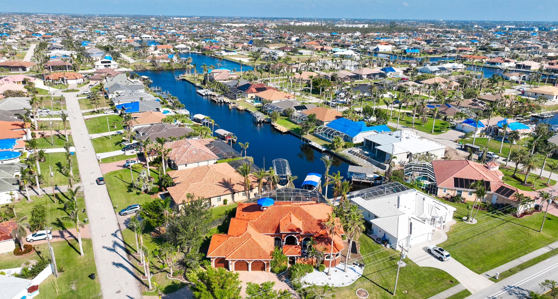Salzwasserpool mit Spa und Blick auf den Kanal mit privatem Bootsdock und Lift.