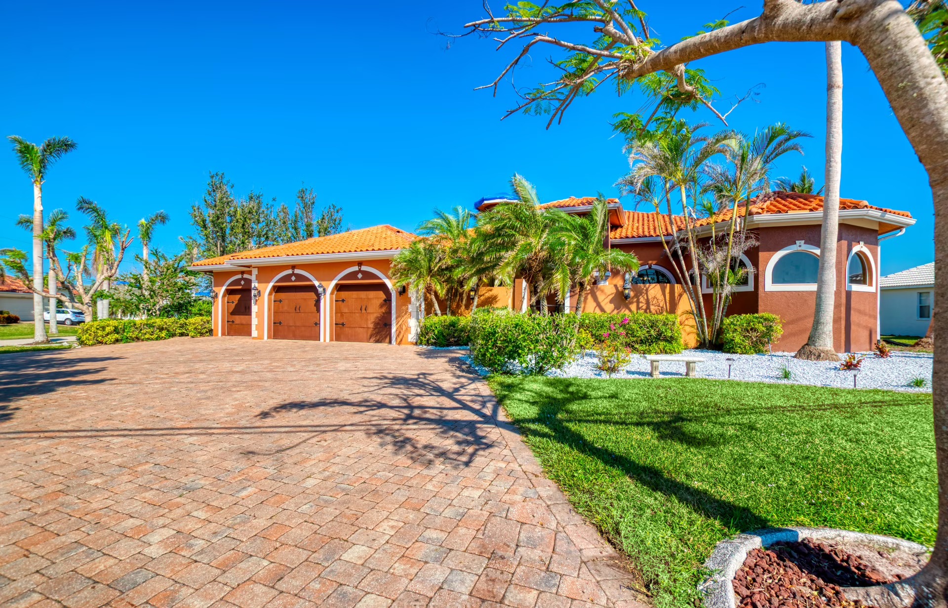 Salzwasserpool mit Spa und Blick auf den Kanal mit Bootsdock.