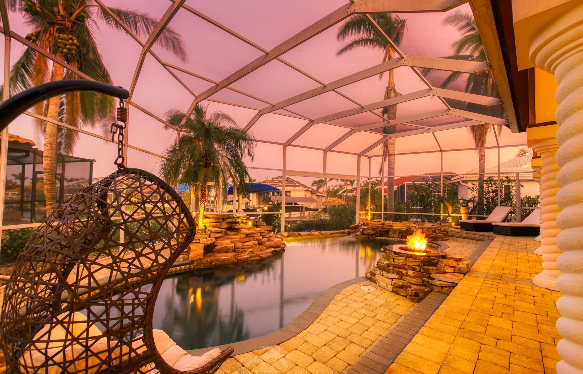 Salzwasserpool mit Whirlpool und Blick auf den Kanal.
