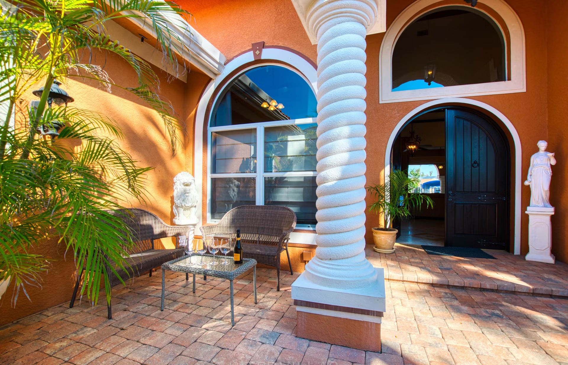 Privates Bootsdock mit Lift am Kanal hinter dem Haus.