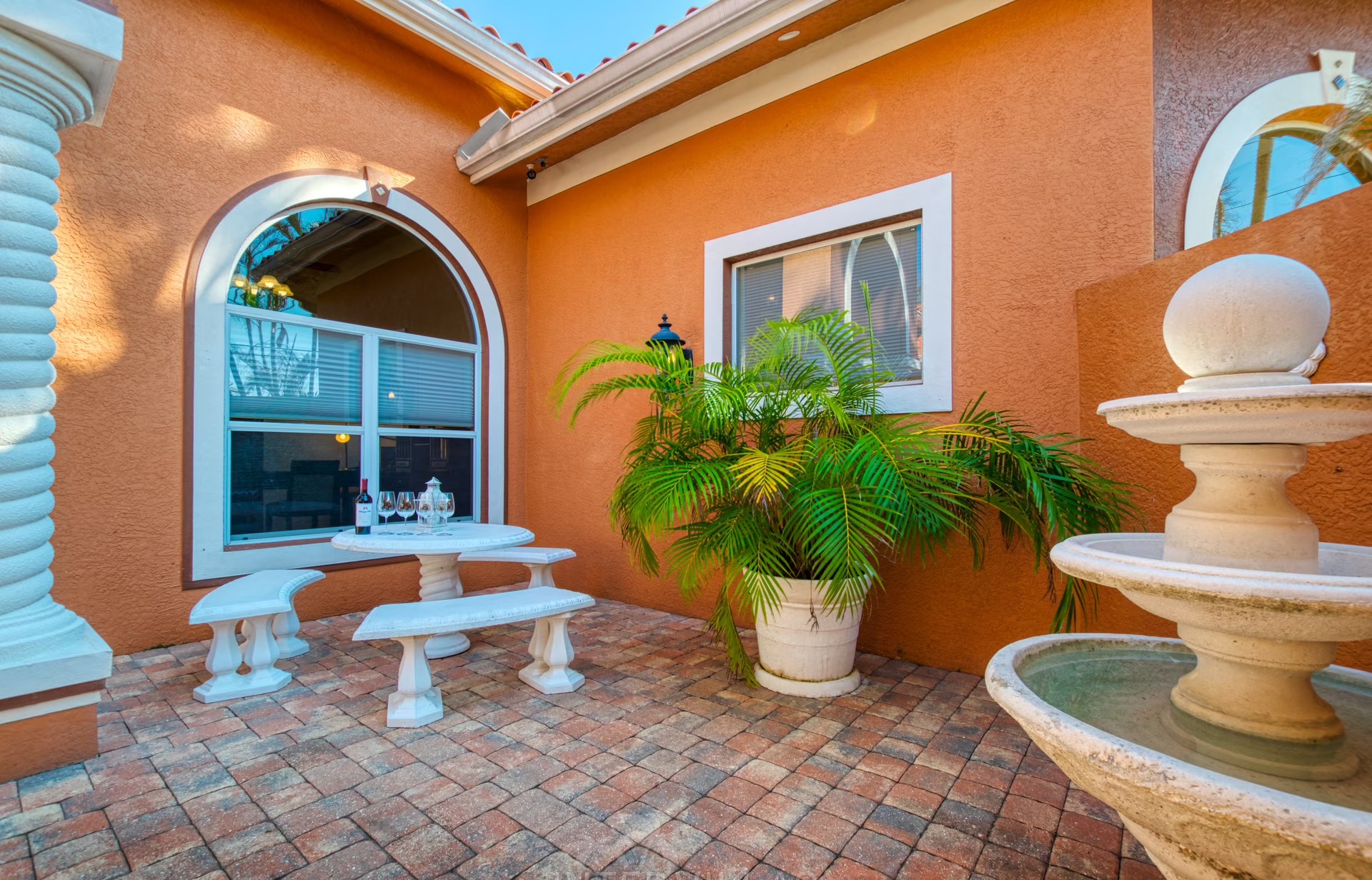 Außenbereich mit Salzwasserpool, Whirlpool und Blick auf den Kanal mit Bootsdock.