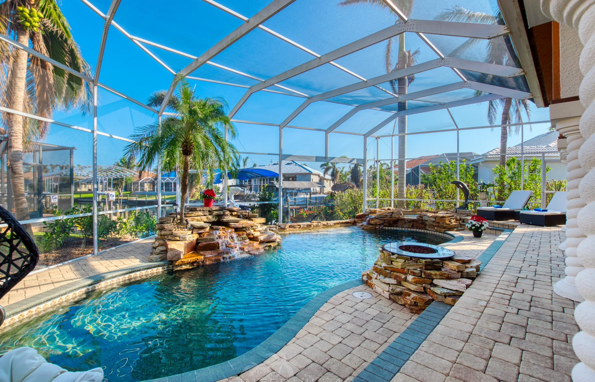 Salzwasserpool mit Spa und Blick auf den Kanal mit Bootsdock und Lift.