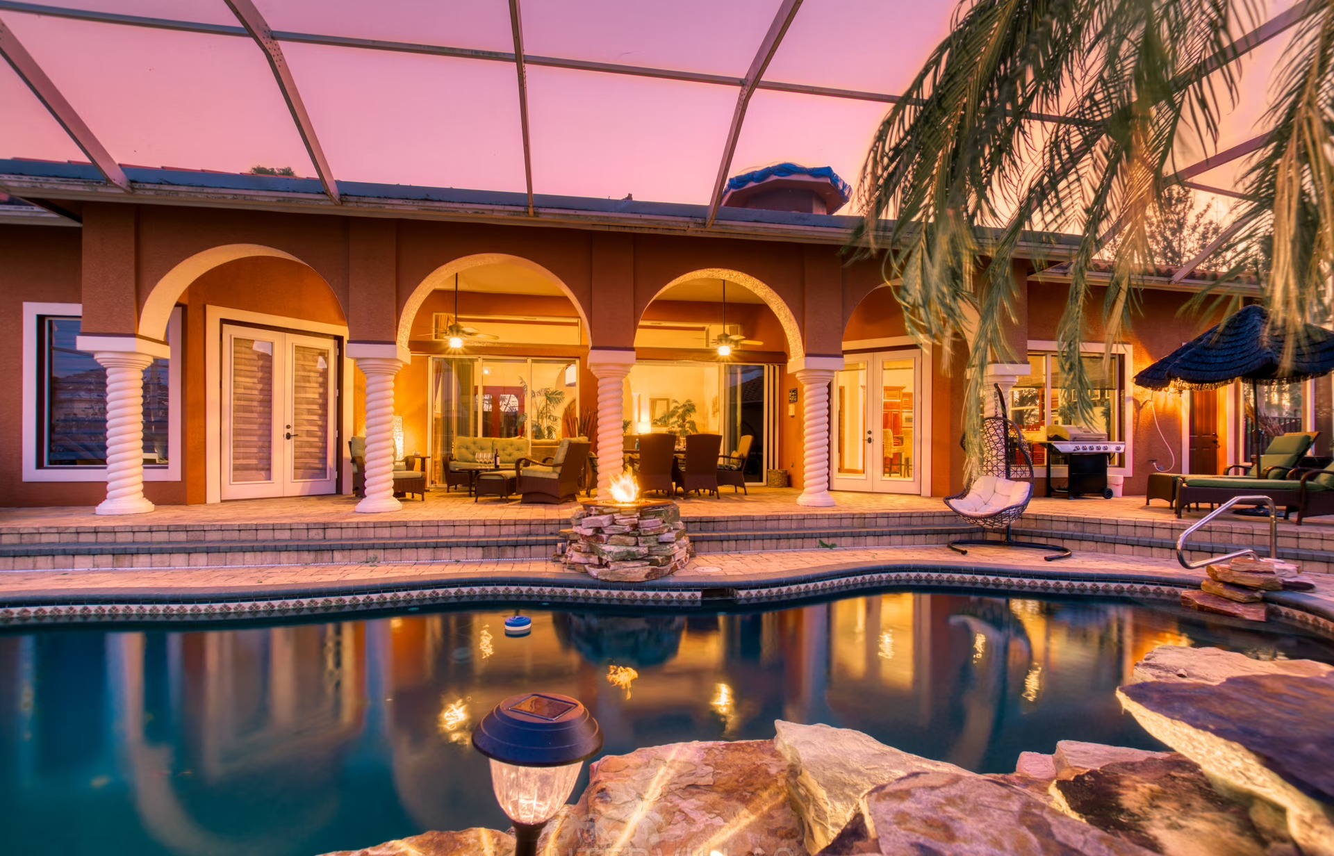 Beheizbarer Salzwasserpool mit Whirlpool am Kanal mit Bootsdock und Lift.