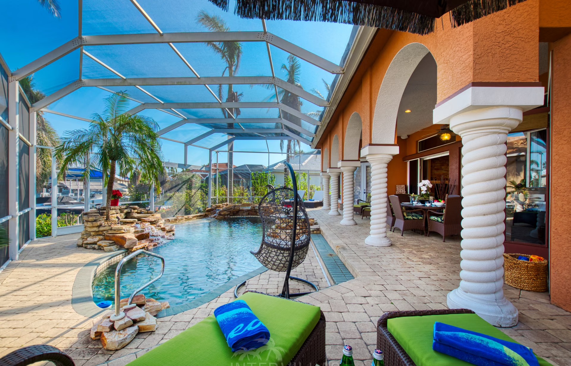 Salzwasserpool mit Spa und Blick auf den Kanal mit Bootsdock.