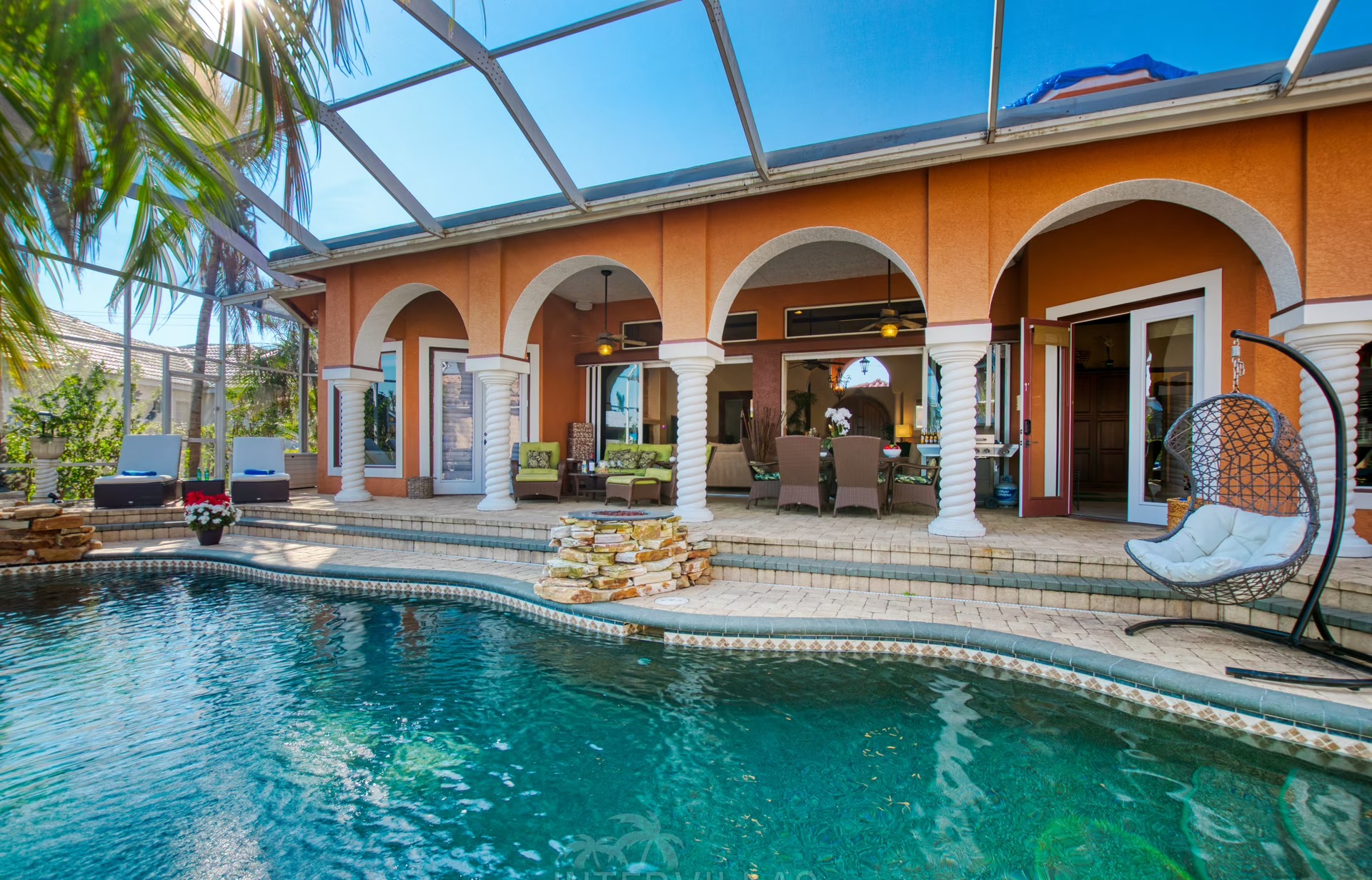 Salzwasserpool mit Spa und Blick auf den Kanal.