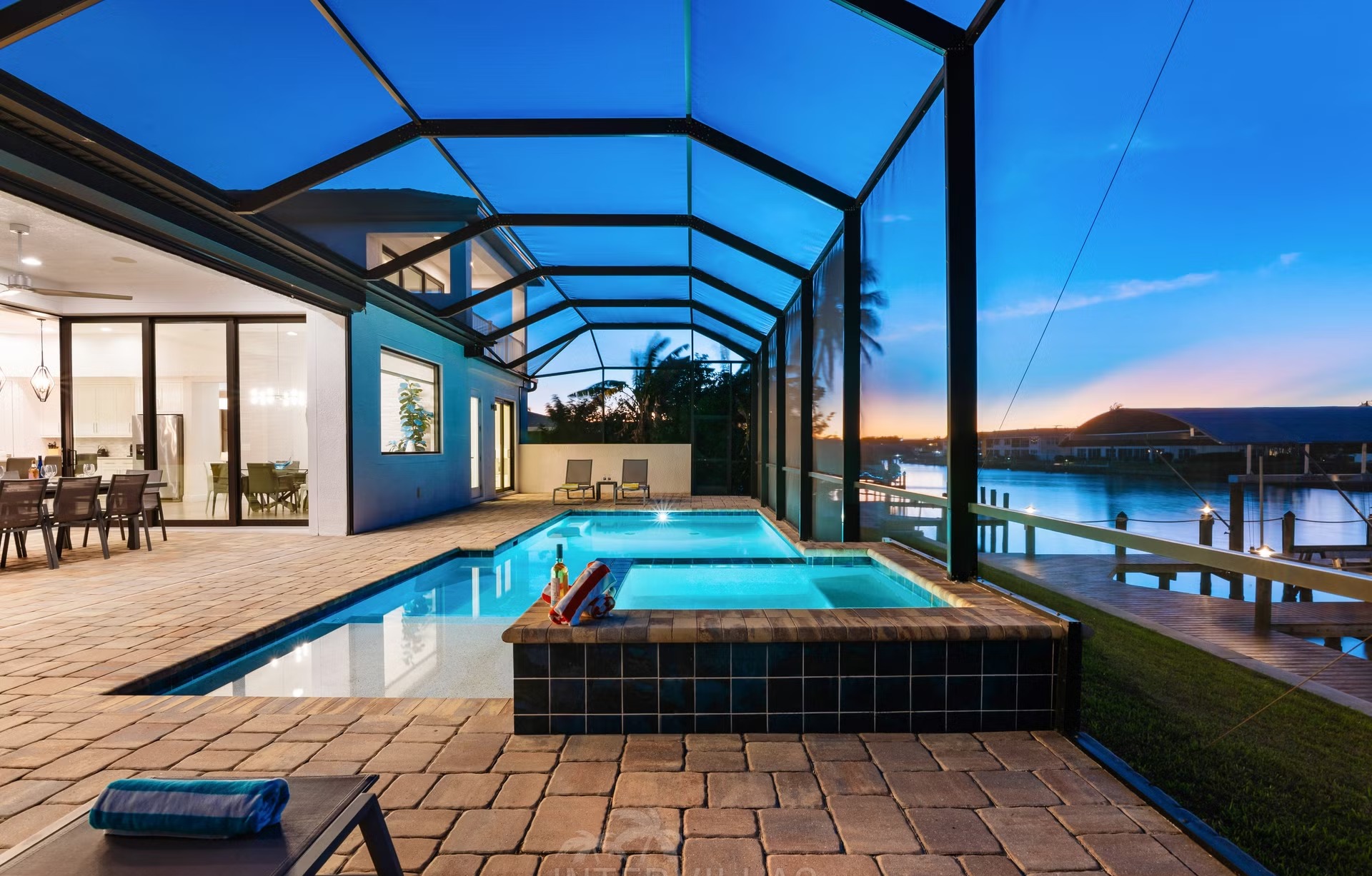 Privates Dock mit Tiki-Hut am Kanal (Gulf Access) in Cape Coral.