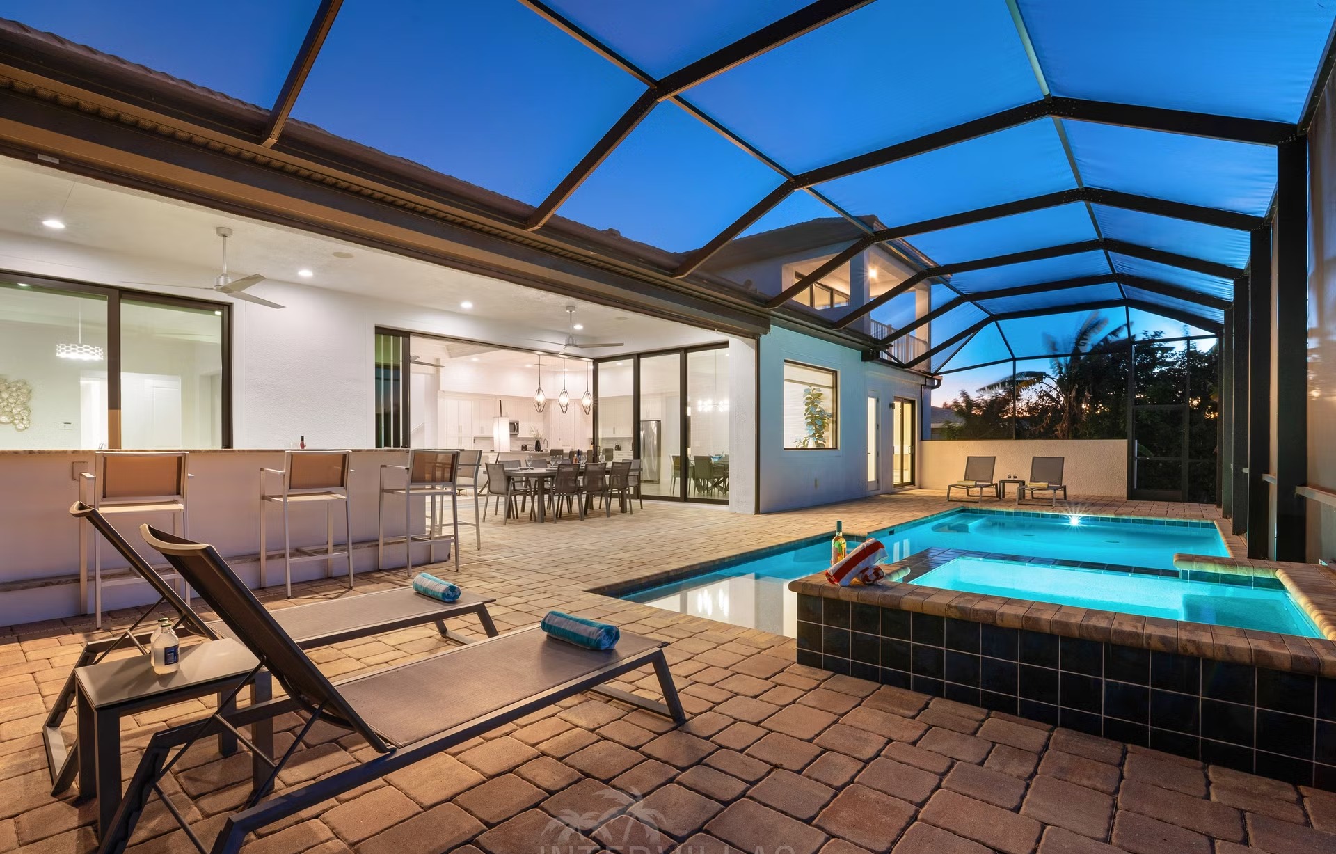 Privates Dock am Kanal mit Tiki-Hut und Bootslift.