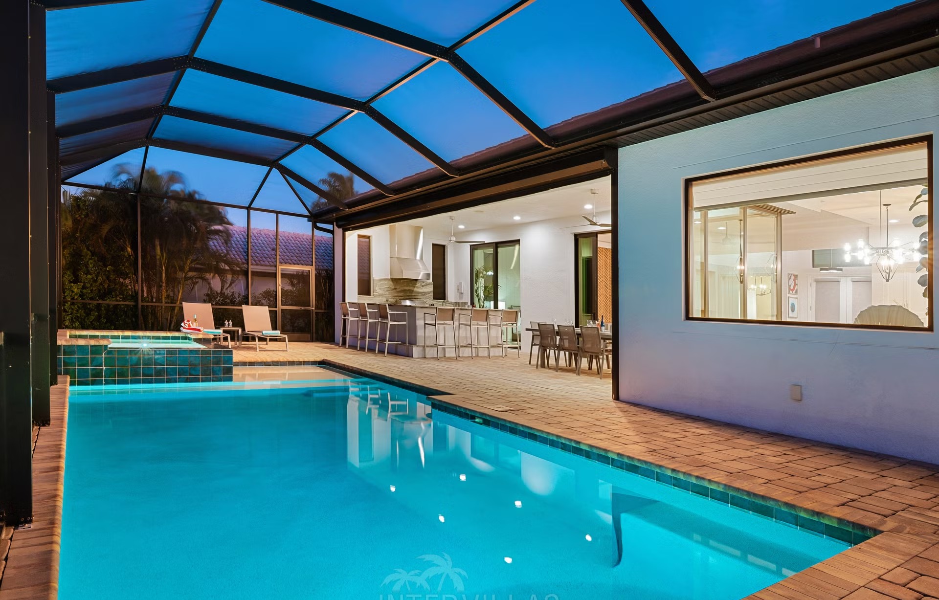 Privates Dock am Kanal mit Tiki-Hut und Bootslift.