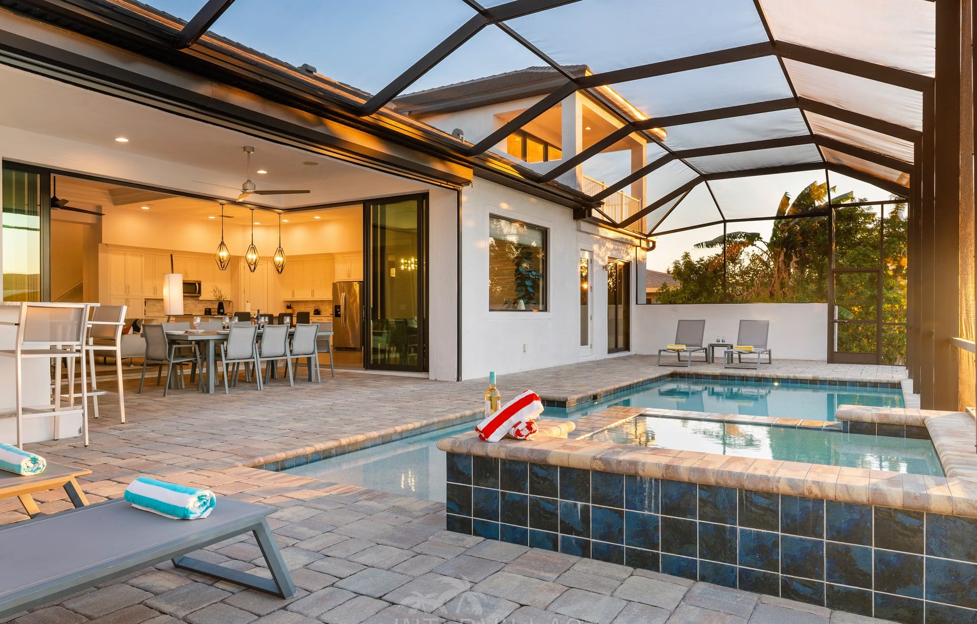 Privates Dock am Kanal mit Tiki-Hut und Bootslift.