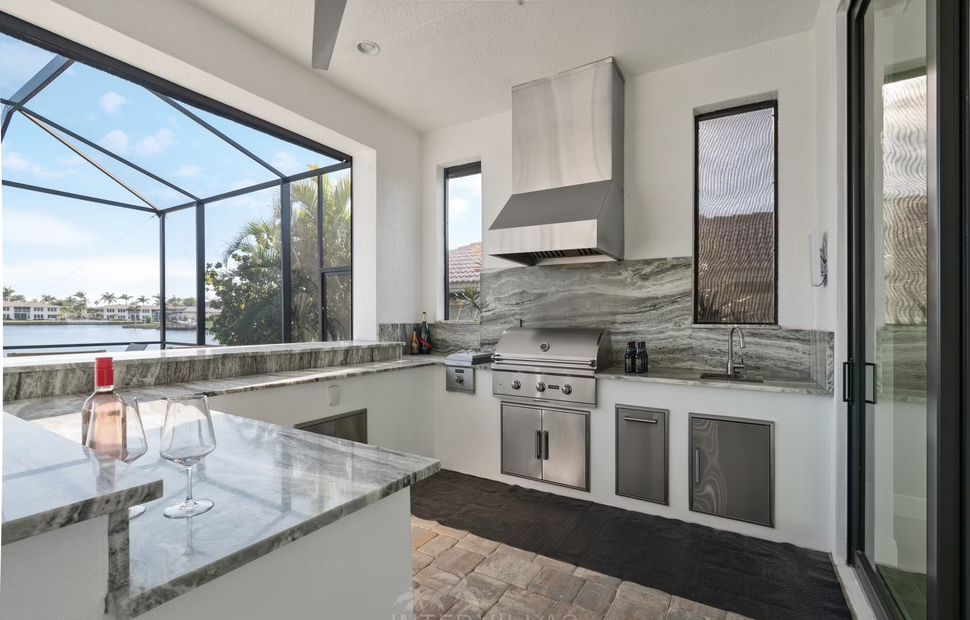 Privates Dock am Kanal mit Tiki-Hut und Bootslift.