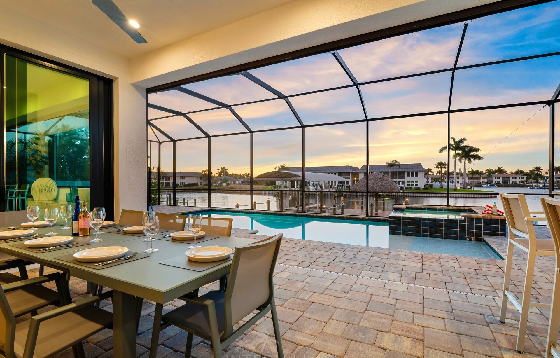 Privates Dock mit Tiki-Hut am Kanal.