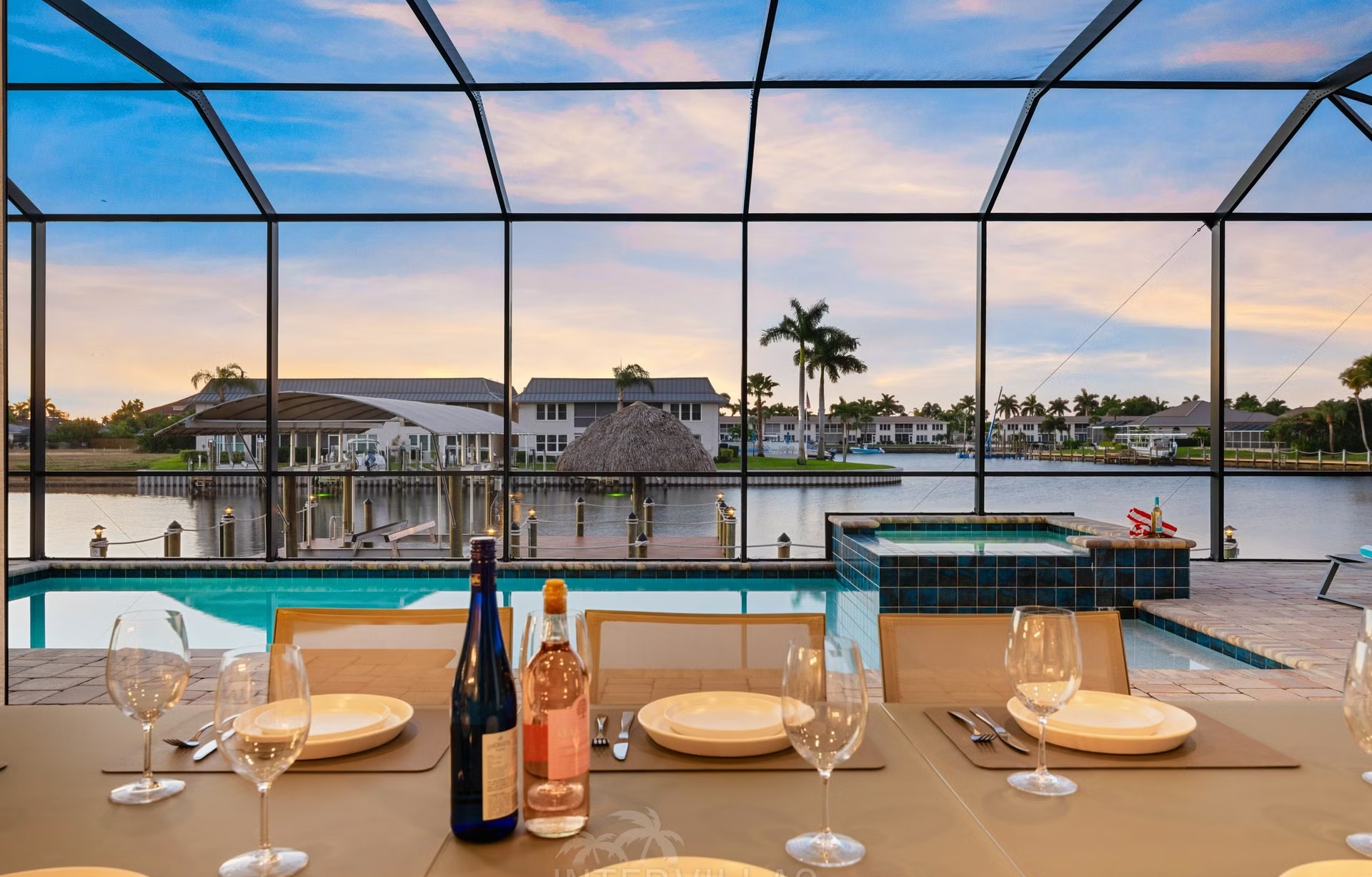 Privates Dock mit Tiki-Hut am Kanal mit Blick aufs Wasser.