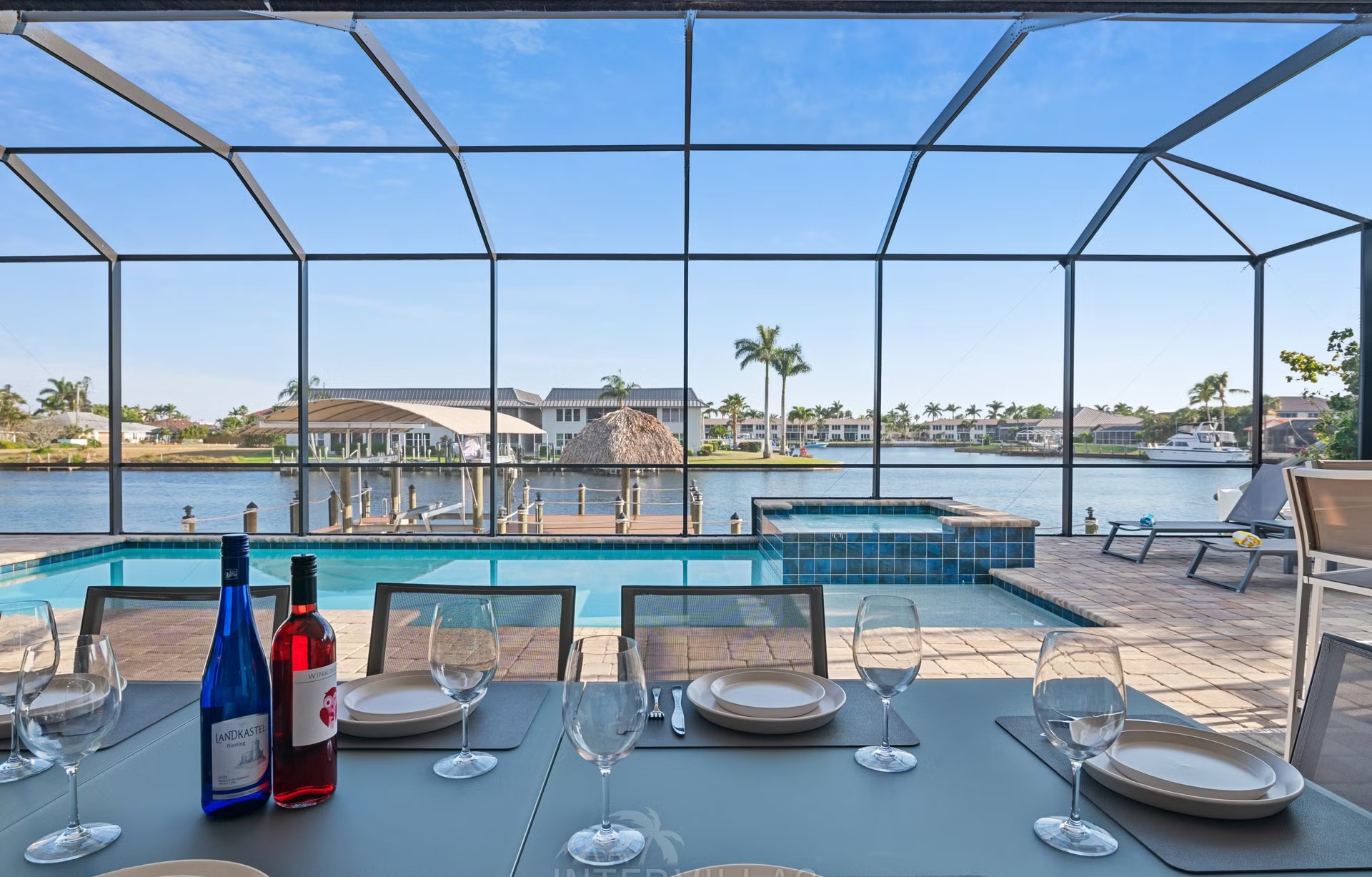 Privates Dock mit Tiki-Hut am Kanal.