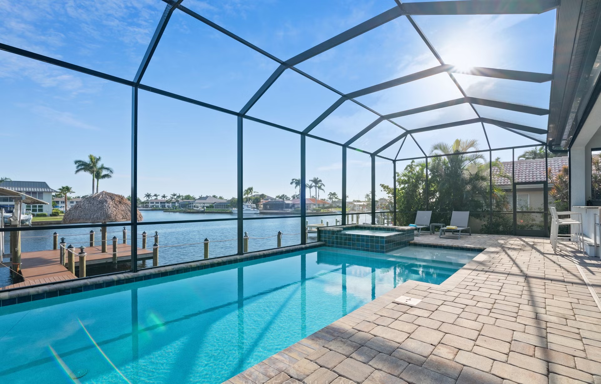 Moderner Poolbereich mit Salzwasser-Pool, Spa und Blick auf den Kanal.