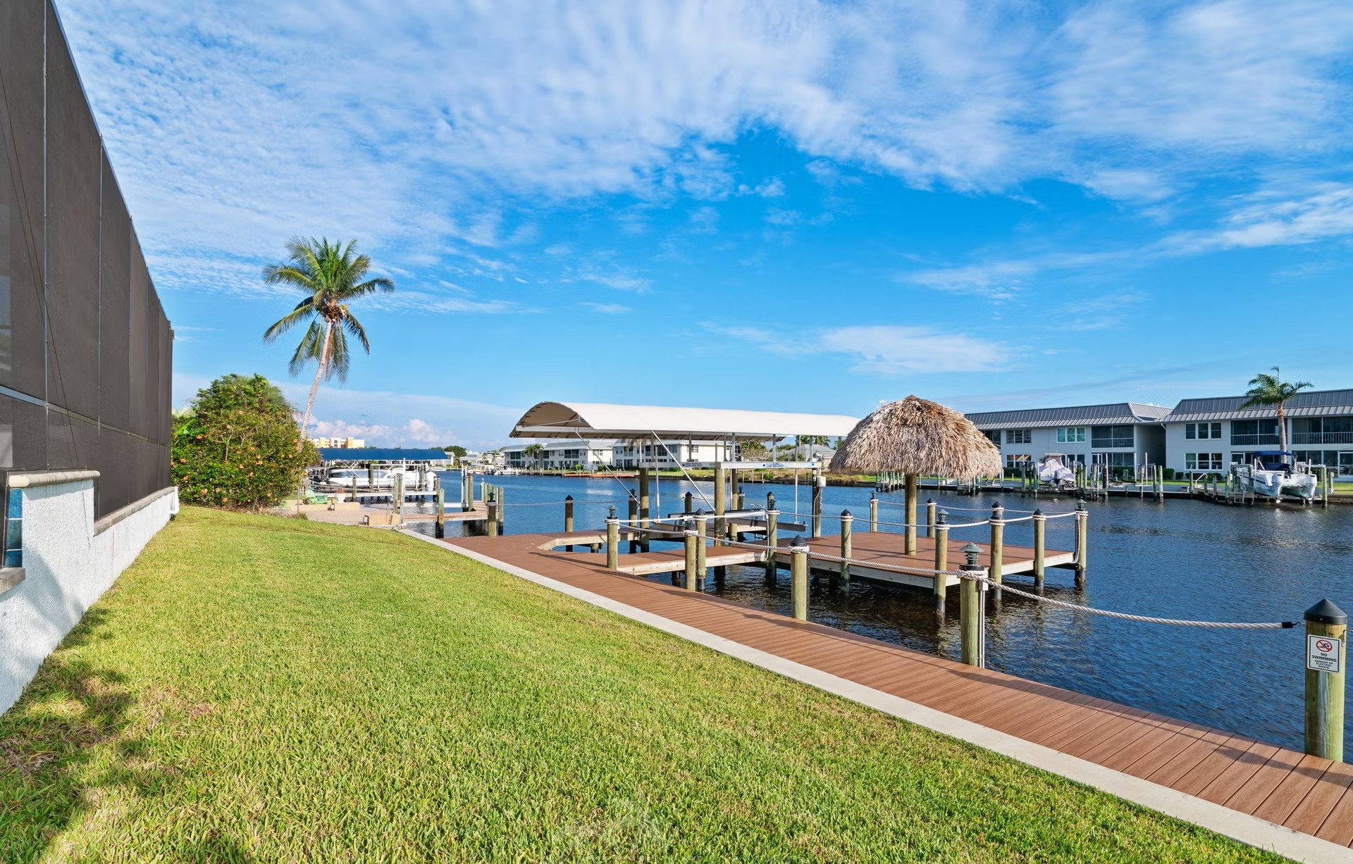 Privates Dock mit Tiki-Hut am Kanalzugang zum Golf von Mexiko.