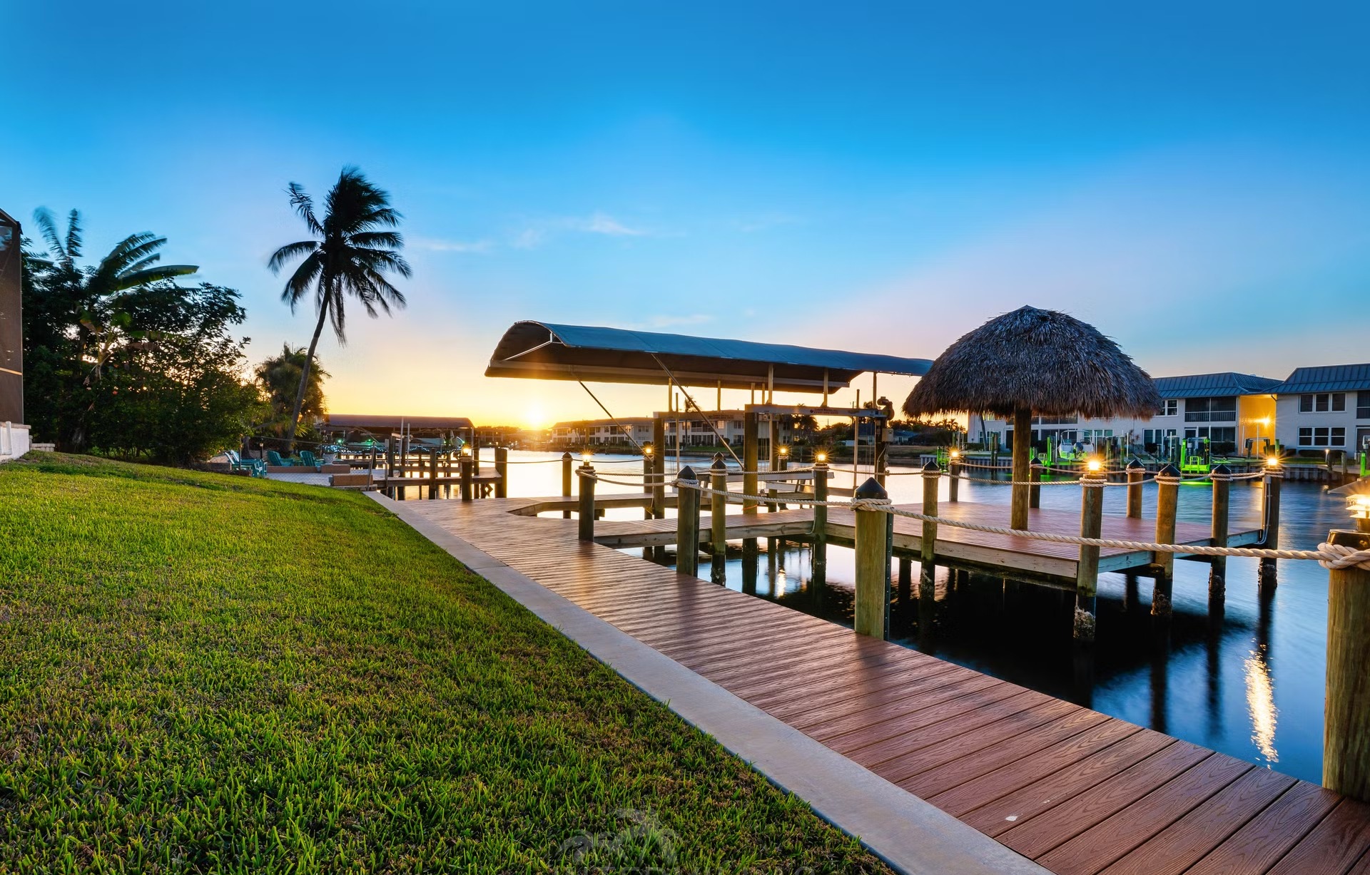Privates Dock am Kanal mit Tiki-Hut und Bootslift.