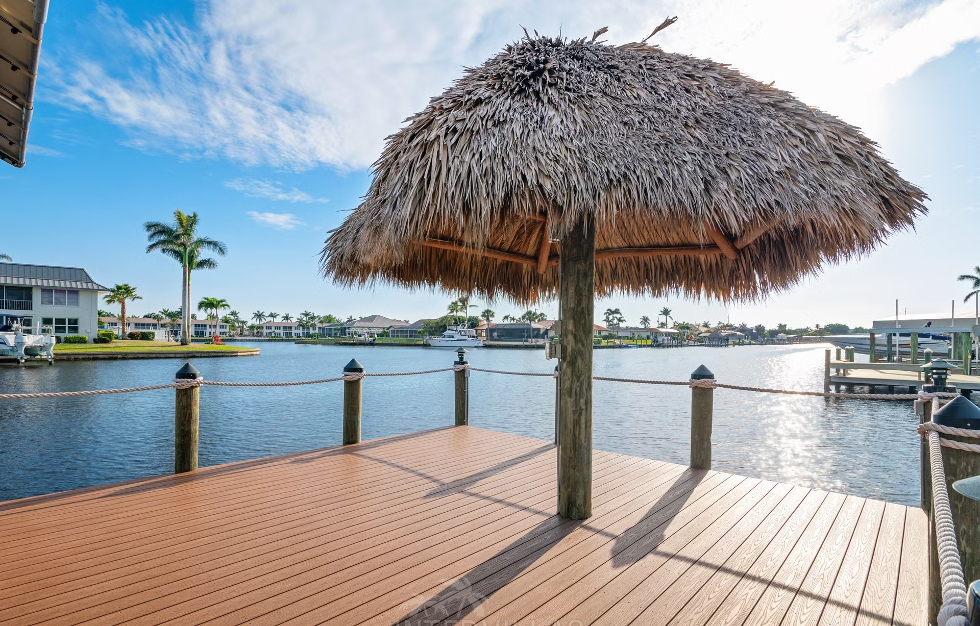 Privates Dock mit Tiki-Hut am Kanal (Gulf Access) mit Bootslift.