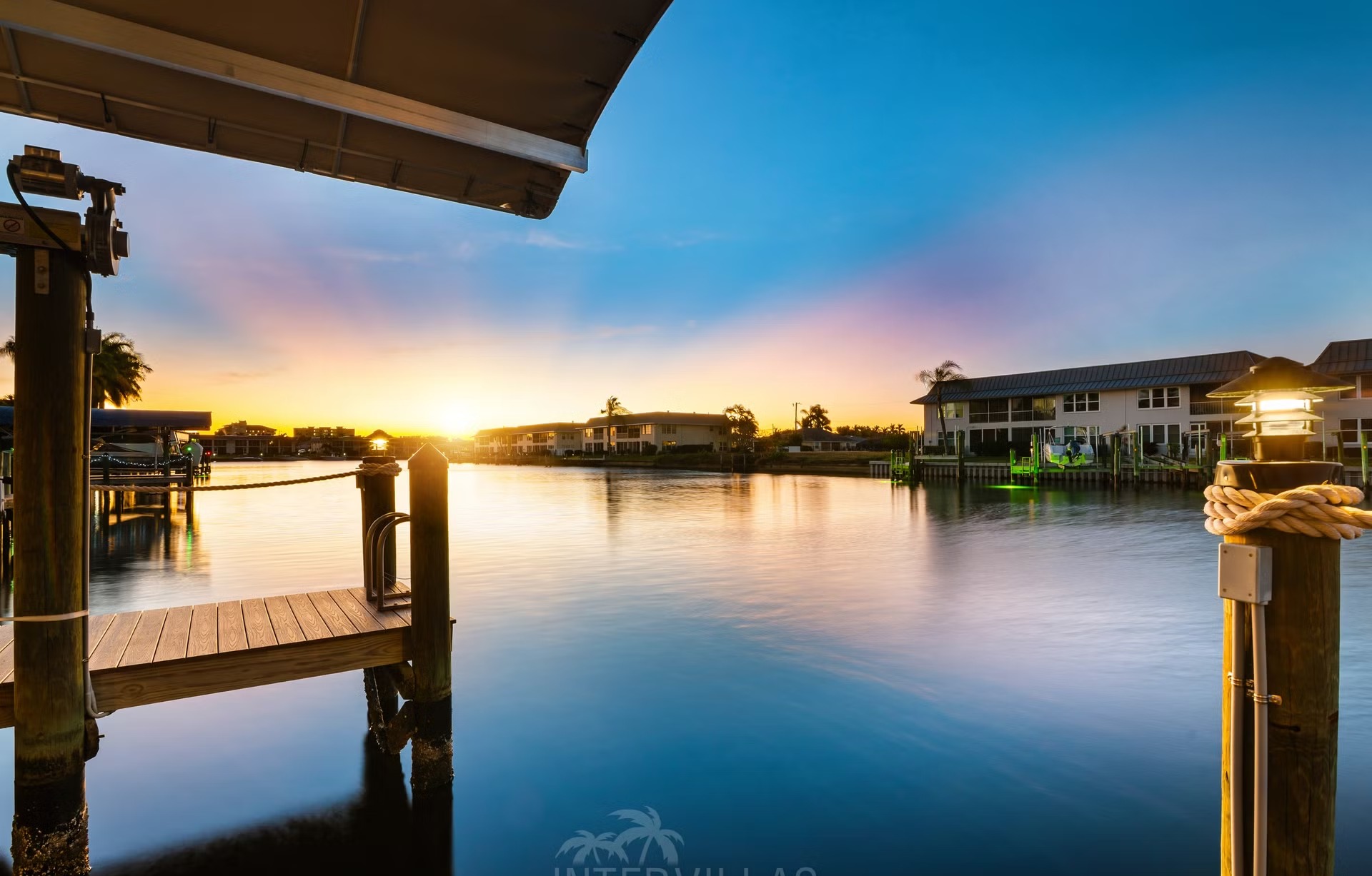 Privates Dock mit Tiki-Hut am Kanal.