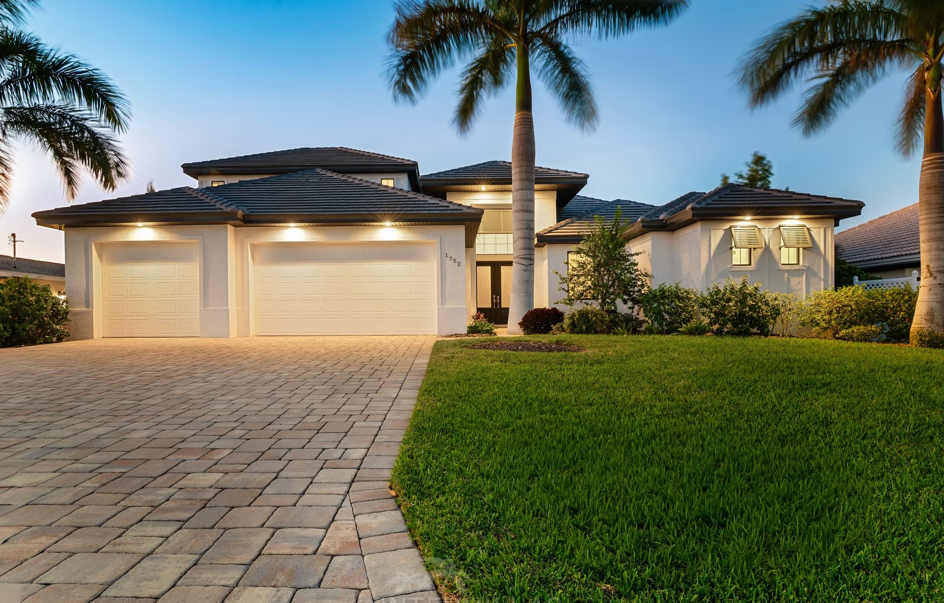 Moderner Poolbereich mit Salzwasser-Pool, Spa und Blick auf den Kanal.