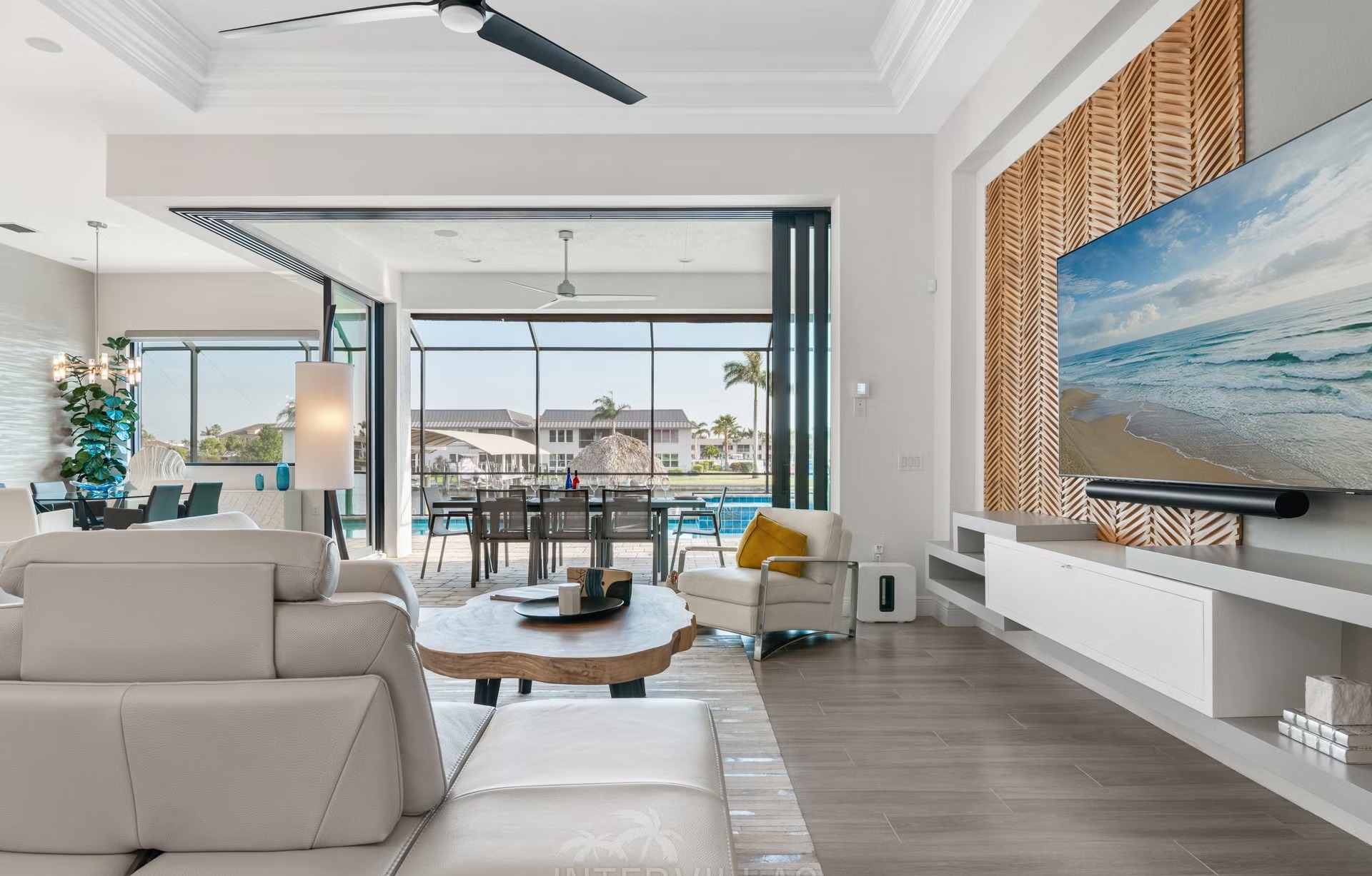 Privates Dock mit Tiki-Hut am Kanal und Blick aufs Wasser.