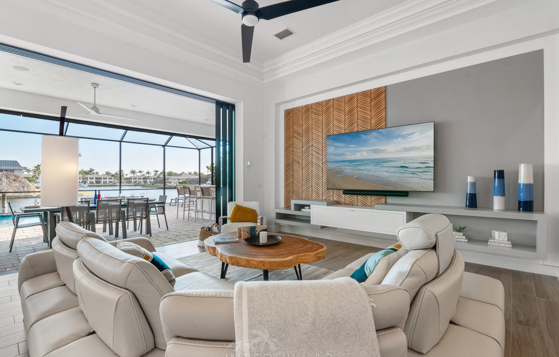 Privates Dock mit Tiki-Hut am Kanal.