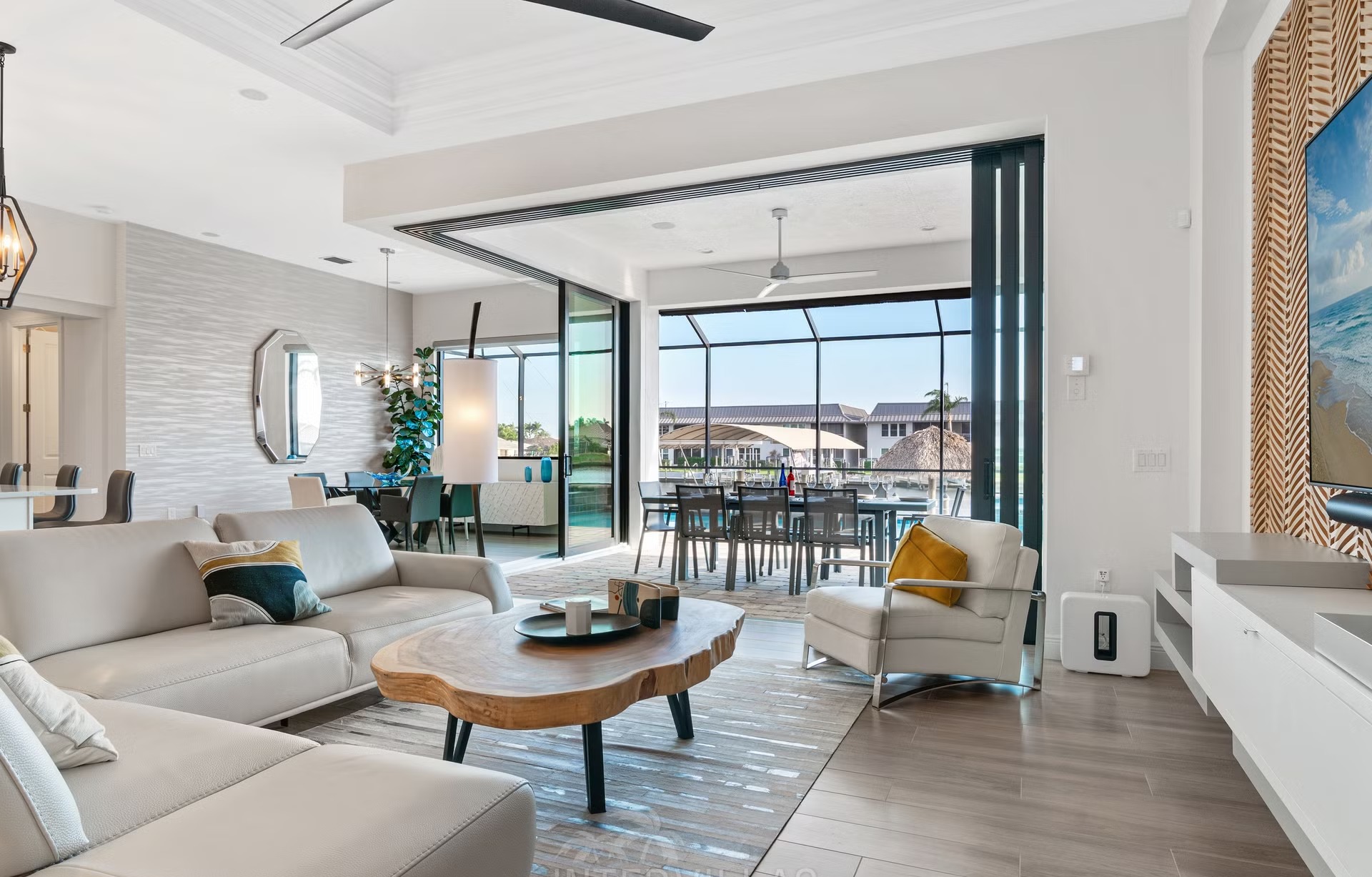 Privates Dock mit Tiki-Hut am Kanal.